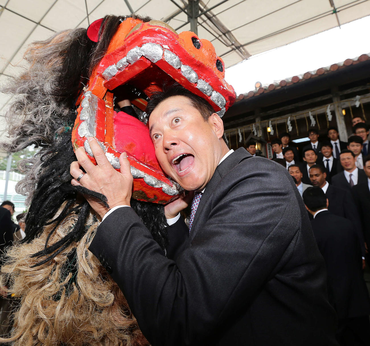 沖宮で獅子にかまれ、ビックリした表情を浮かべる原監督