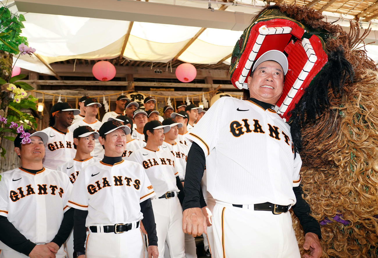 沖宮を参拝し、獅子にかまれる原監督