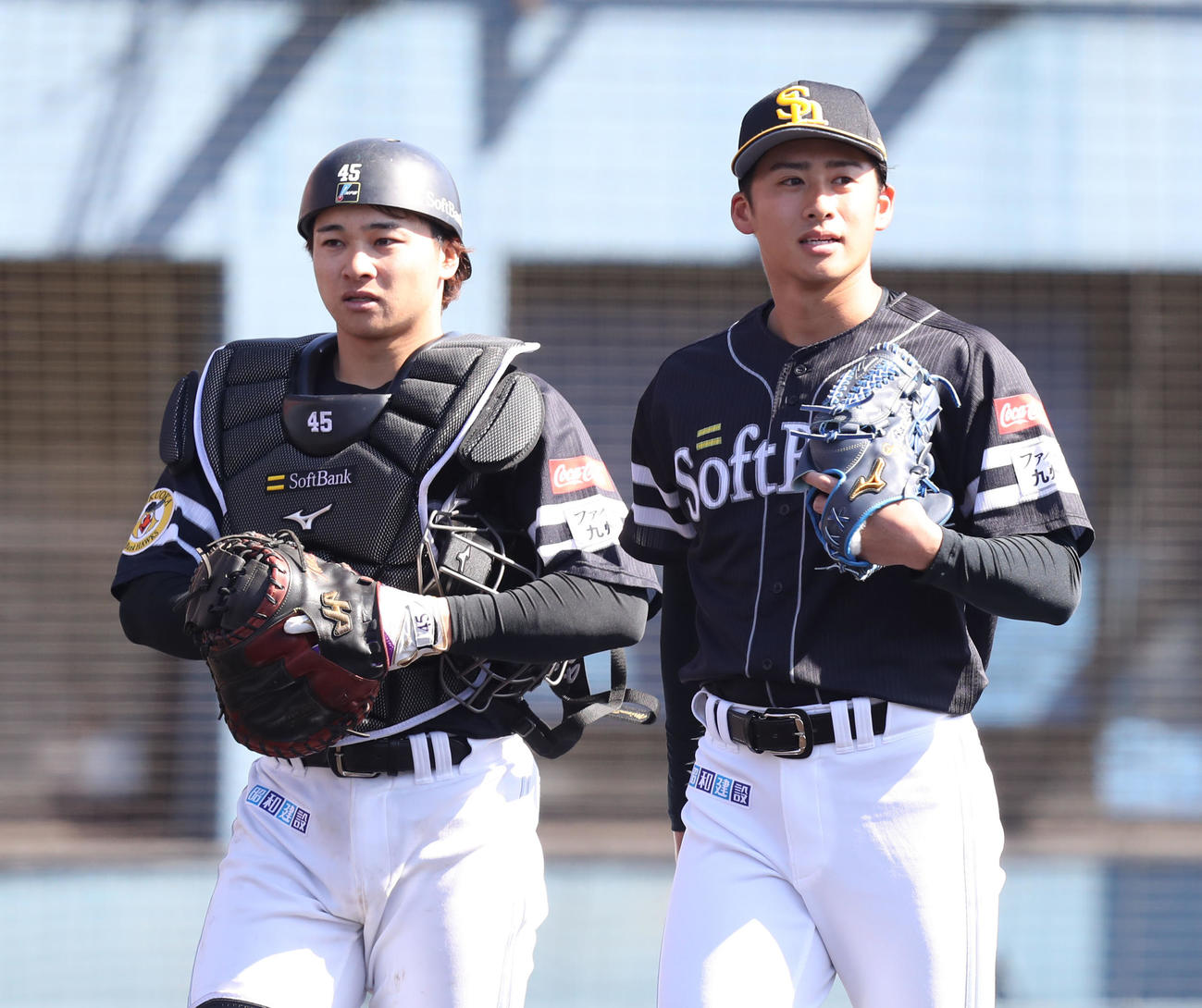紅白戦の1回裏を投げ終え、ベンチ戻る谷川原（左）と板東（撮影・屋方直哉）