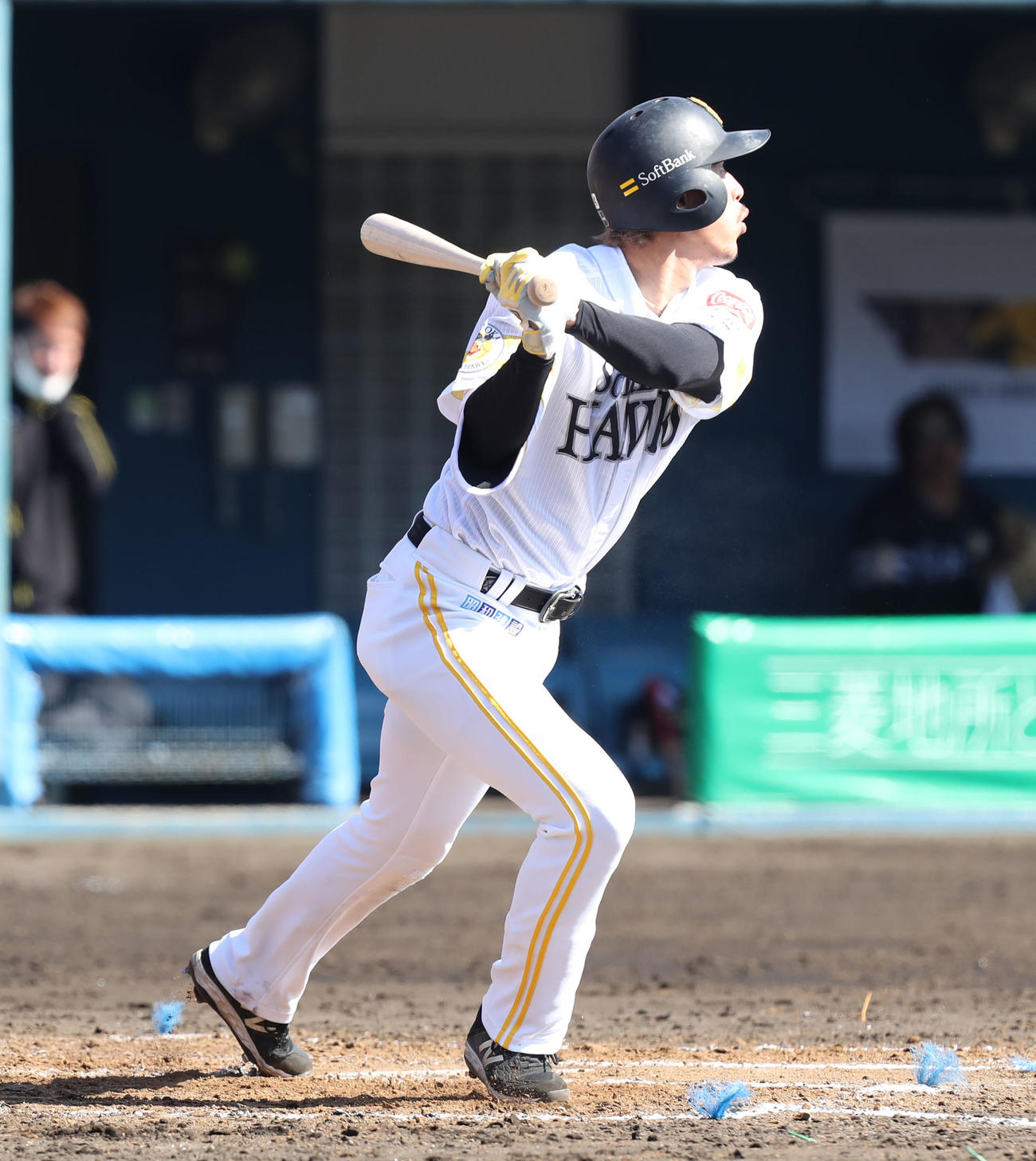 紅白戦の4回裏、三森は左二塁打を放つ（撮影・屋方直哉）