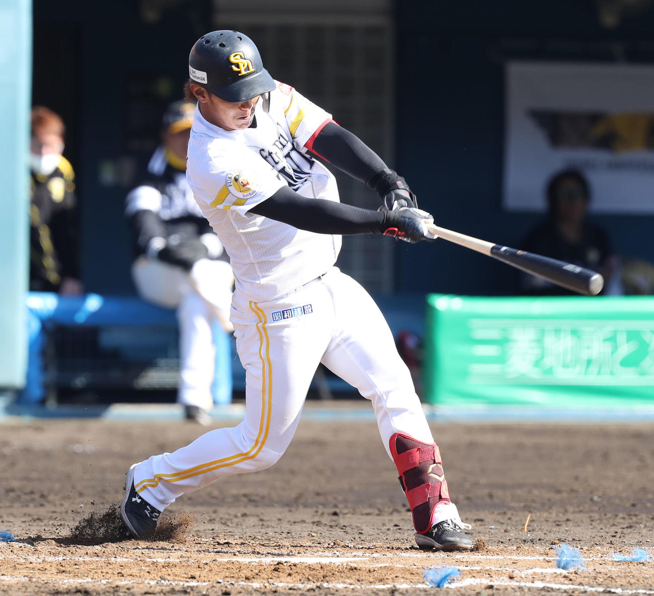 紅白戦の4回裏、今宮は中前適時打を放つ（撮影・屋方直哉）