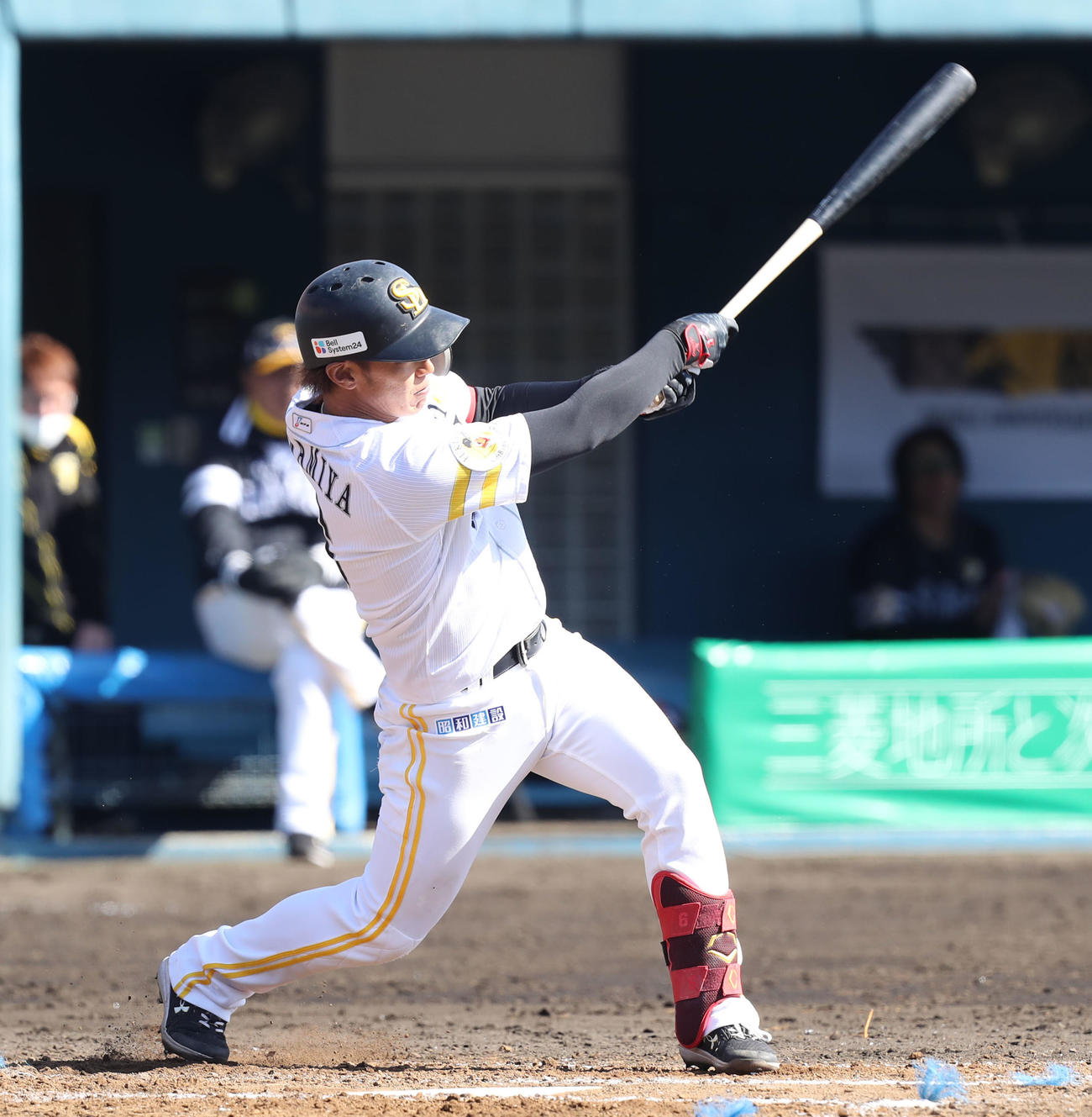 紅白戦の4回裏、今宮は中前適時打を放つ（撮影・屋方直哉）