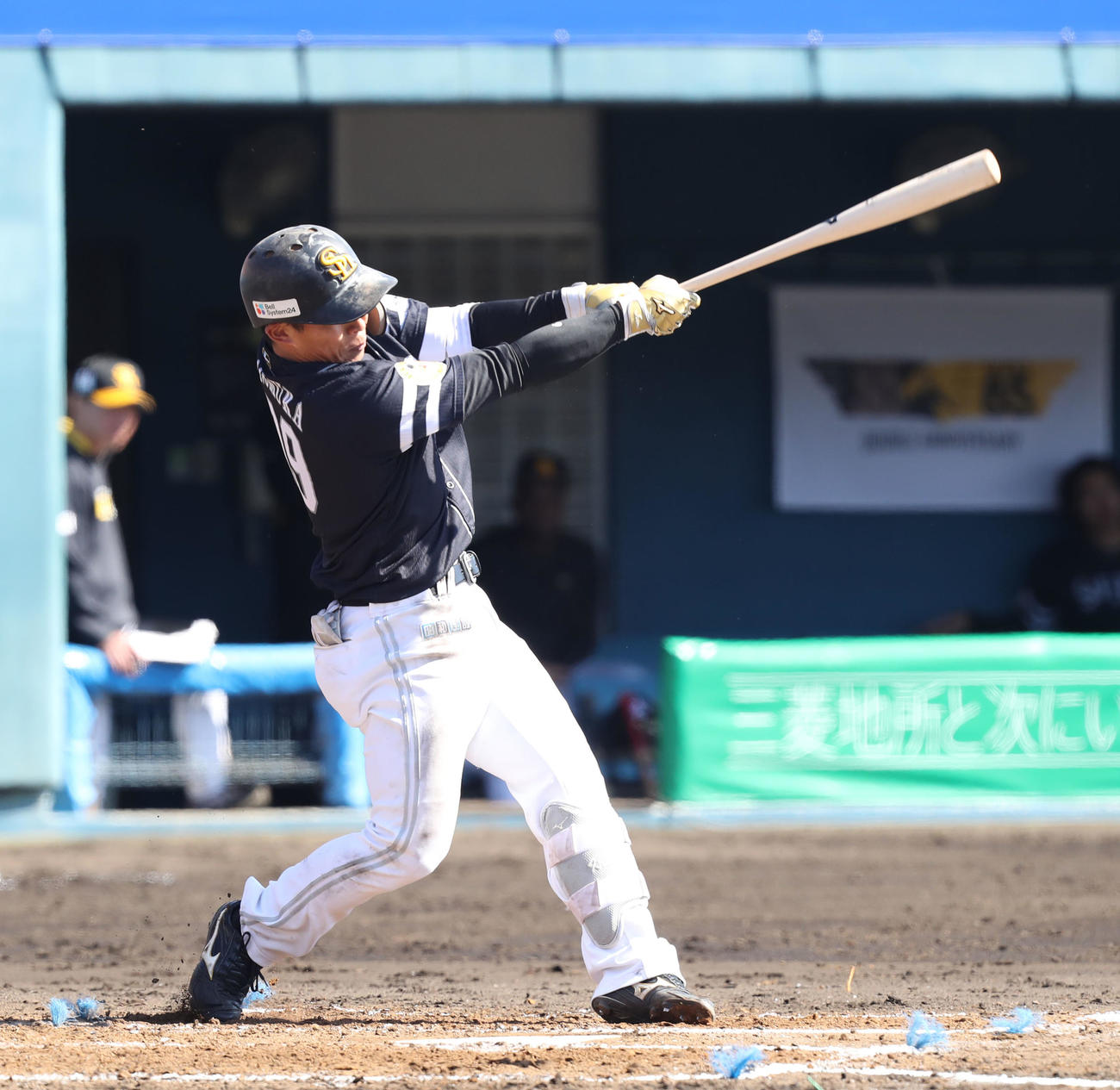 紅白戦の3回表、野村勇は右前安打を放つ（撮影・屋方直哉）