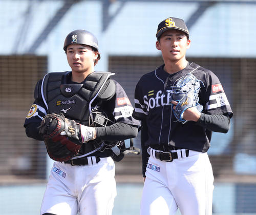 紅白戦の1回裏を投げ終え、ベンチ戻る谷川原（左）と板東（撮影・屋方直哉）