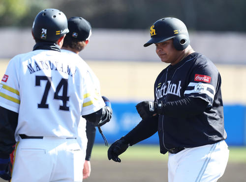紅白戦の5回表、アストゥディーヨは左前安打を放ち、松山内野走塁コーチとタッチを交わす（撮影・屋方直哉）