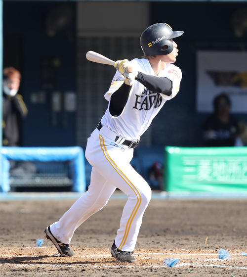 紅白戦の4回裏、三森は左二塁打を放つ（撮影・屋方直哉）