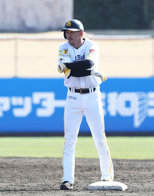 紅白戦の4回裏、三森は左二塁打を放つ（撮影・屋方直哉）