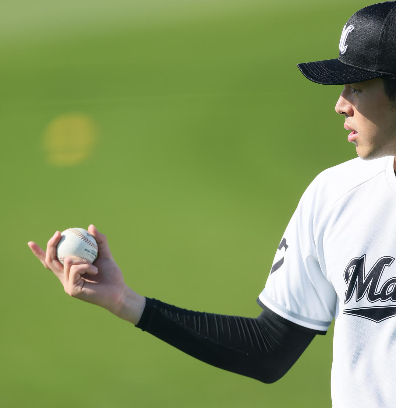 WBC球で練習を行うロッテ佐々木朗（撮影・足立雅史）