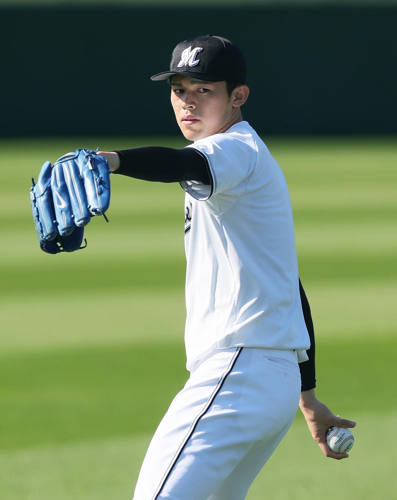 WBC球でキャッチボールするロッテ佐々木朗（撮影・足立雅史）
