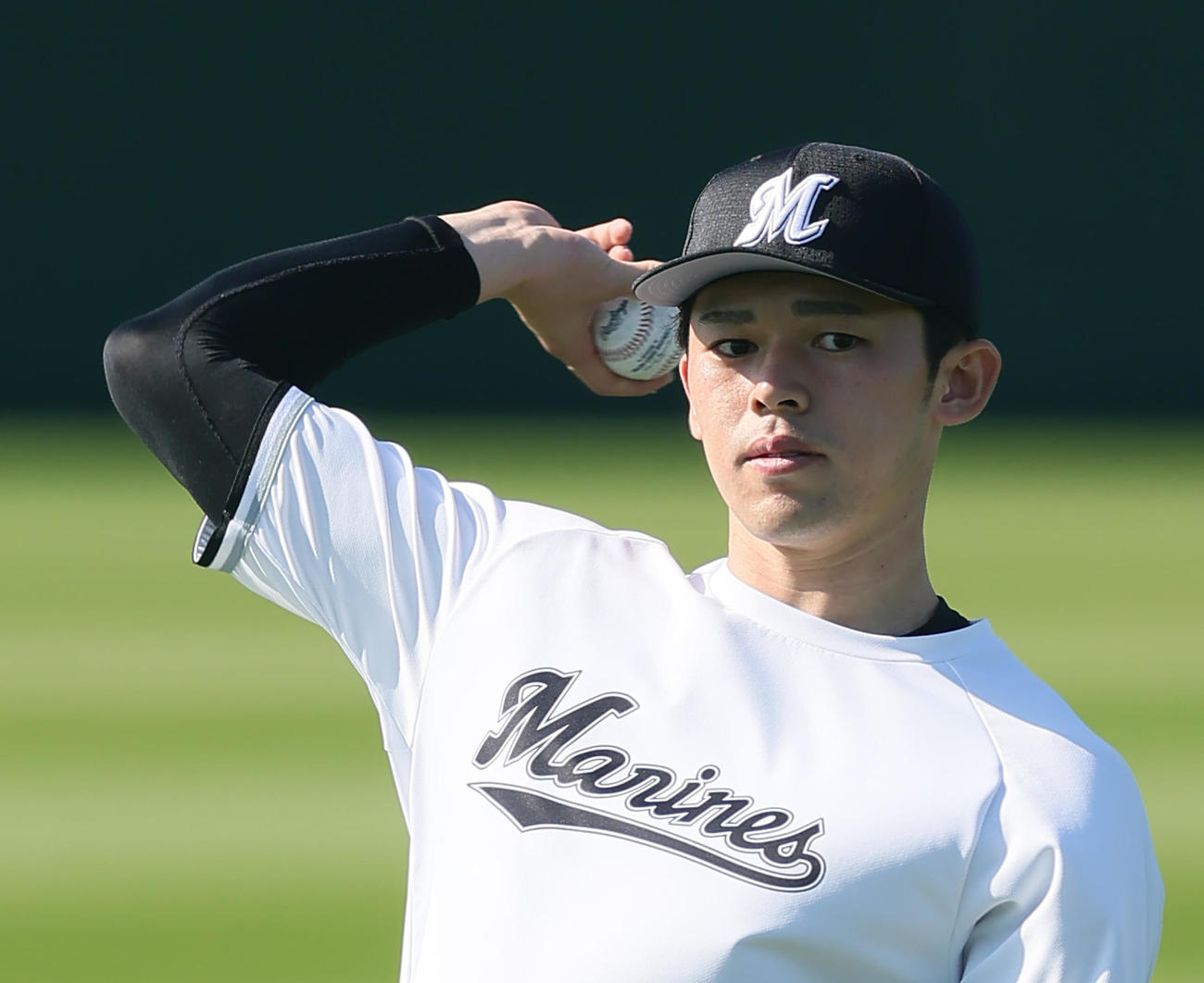 WBC球でキャッチボールするロッテ佐々木朗（撮影・足立雅史）