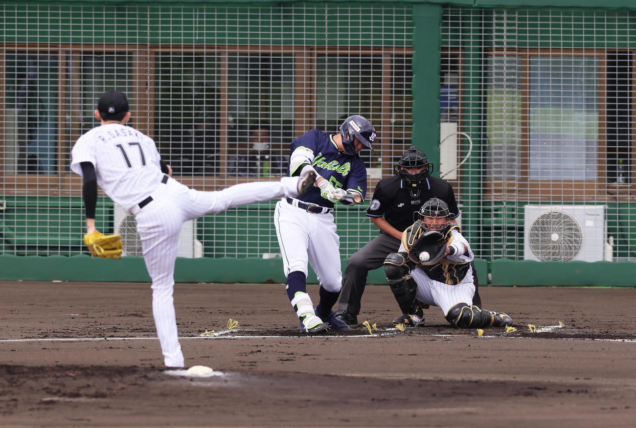 ロッテ対ヤクルト　2回表ヤクルト無死、村上を160キロの直球で空振り三振に仕留める佐々木朗（2023年2月15日）
