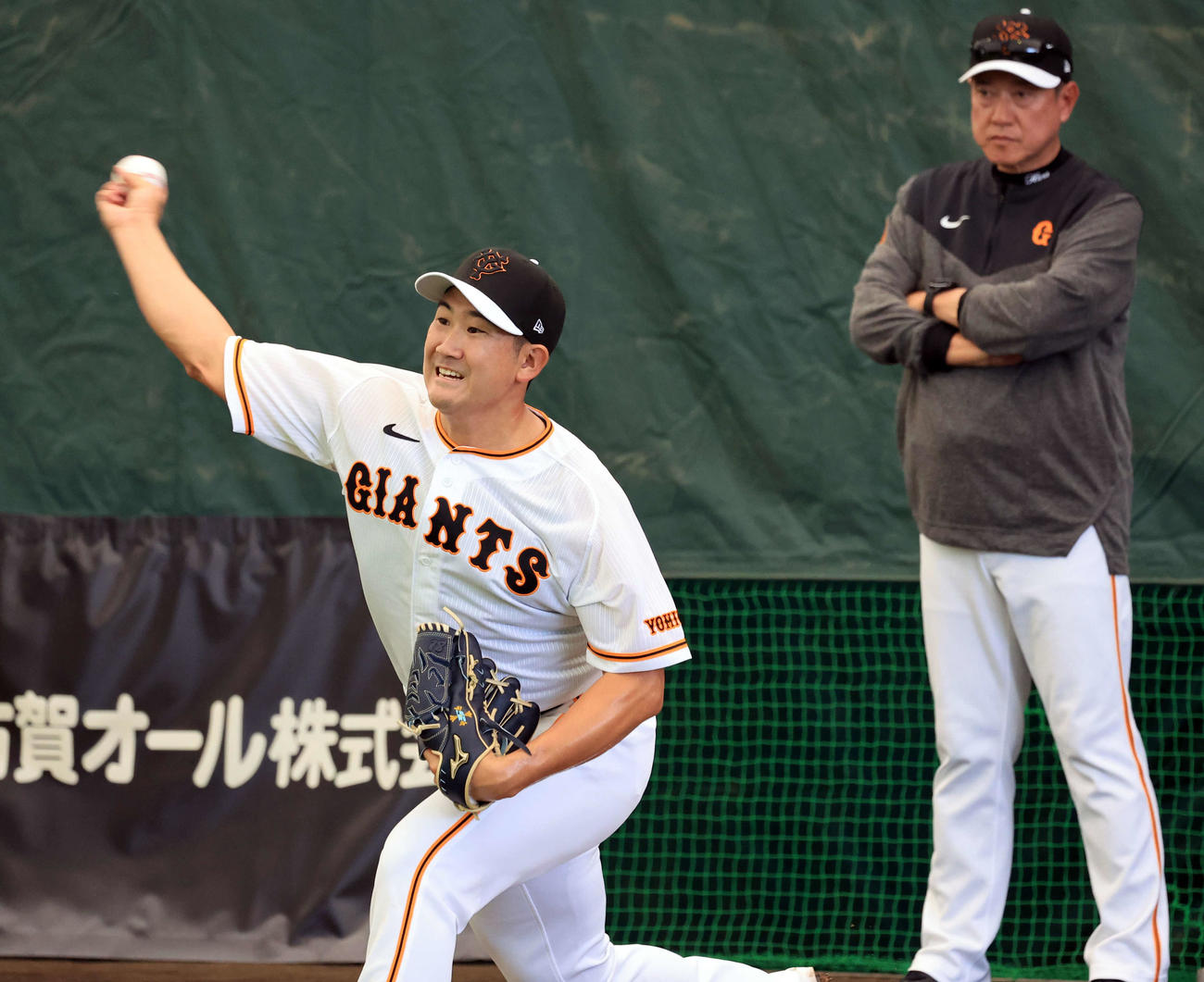 巨人原監督（右）が見つめる中、ブルペンで投げ込む菅野（撮影・浅見桂子）