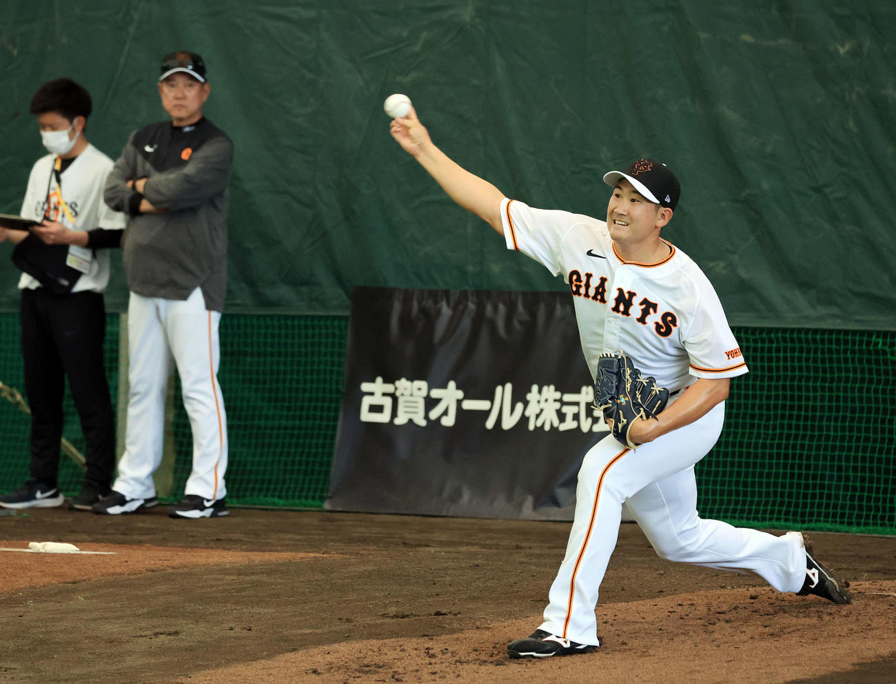 巨人原監督（左）が見つめる中、ブルペンで投げ込む菅野（撮影・浅見桂子）