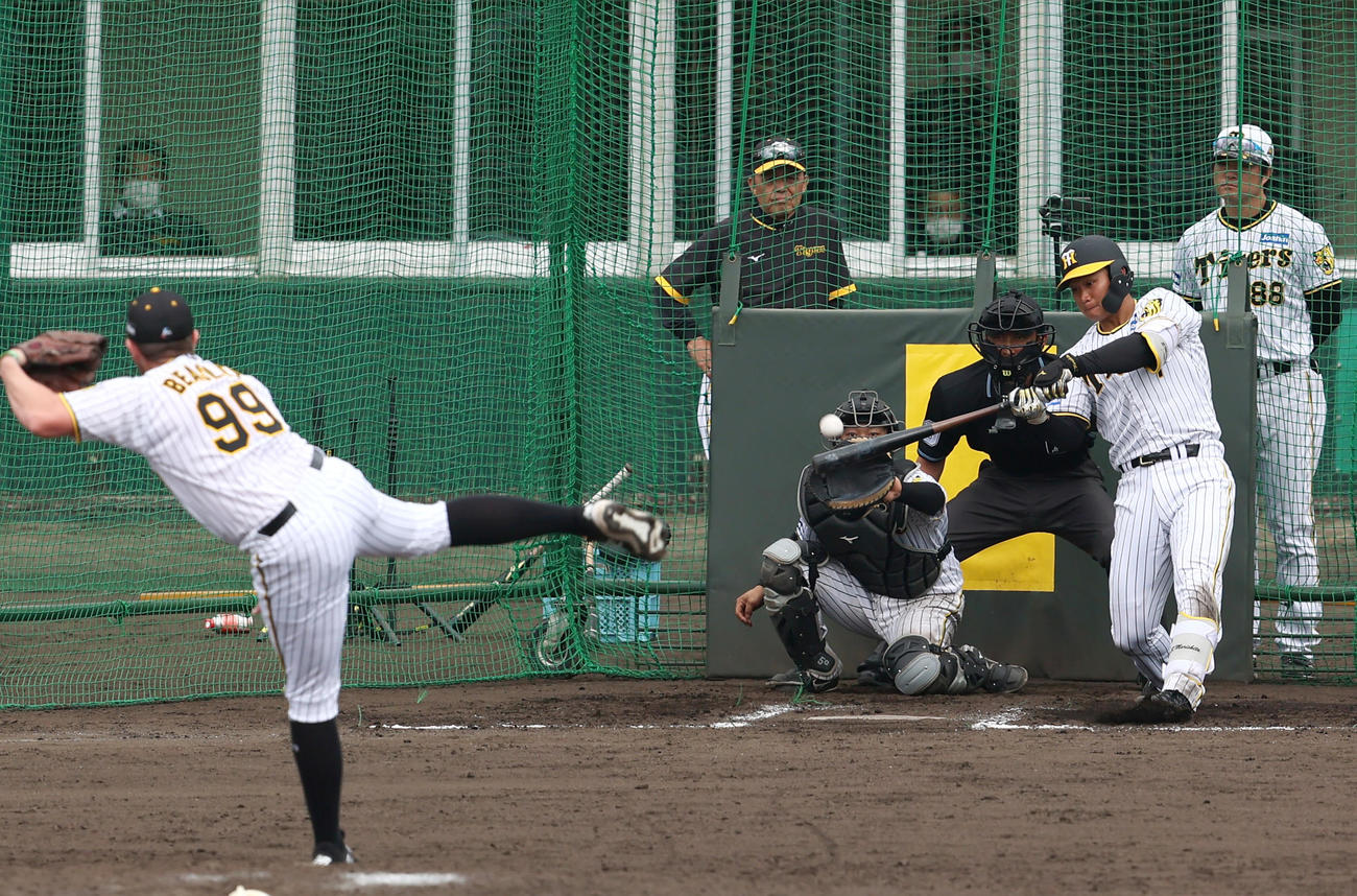 フリー打撃でビーズリー（手前）から森下は右飛に打ち取られる（撮影・上山淳一）