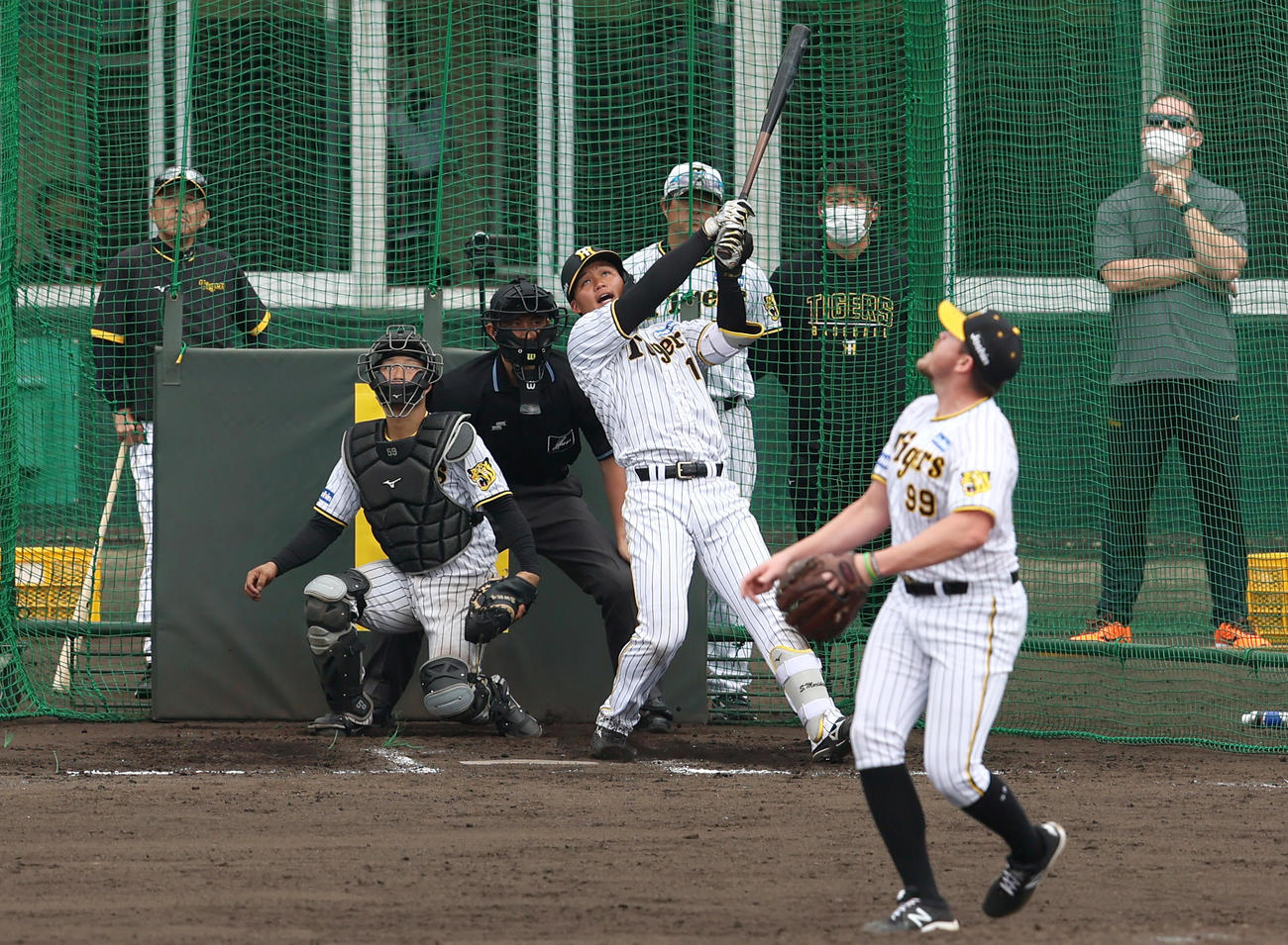 フリー打撃でビーズリー（手前）から森下は右飛に打ち取られる（撮影・上山淳一）
