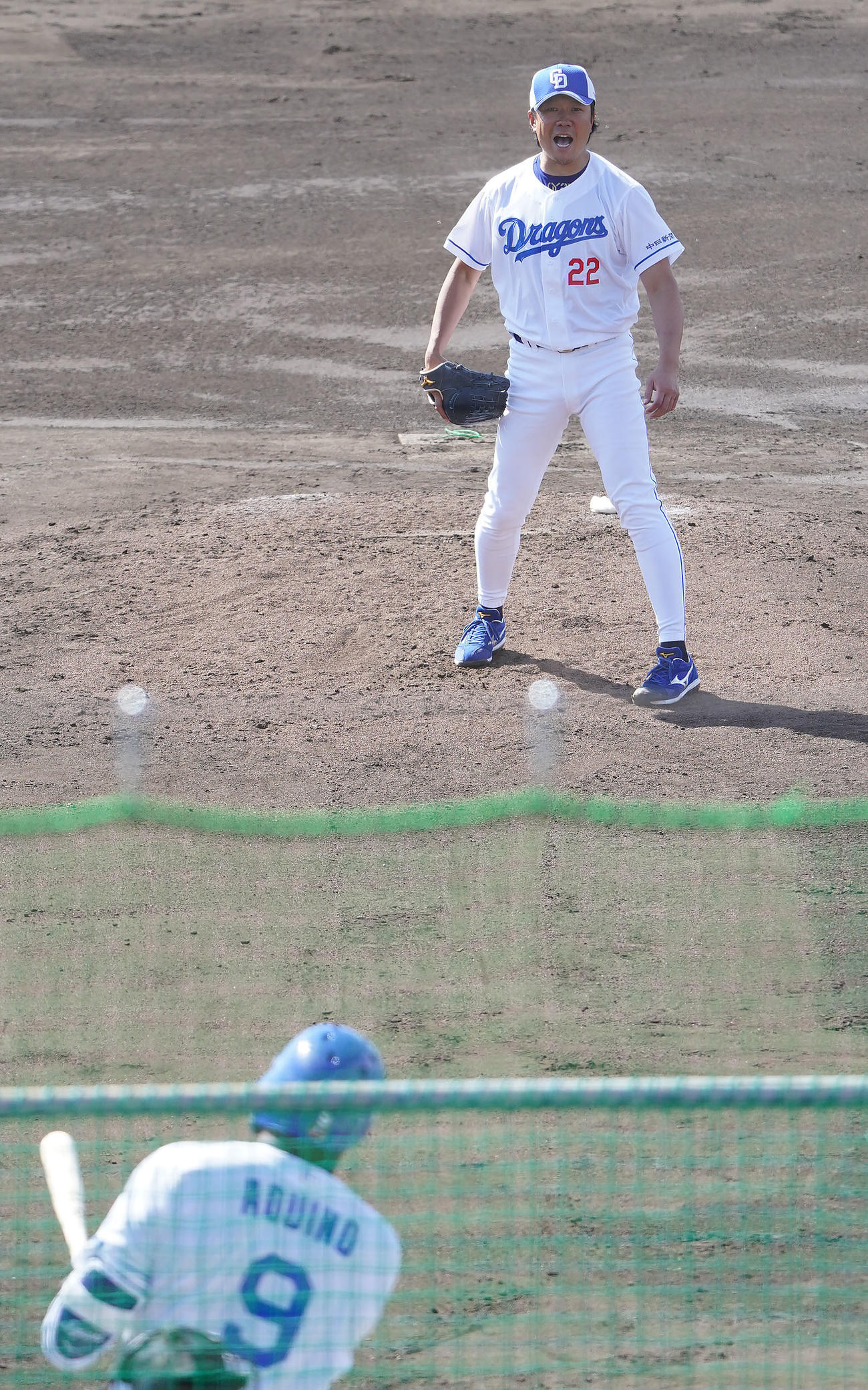シート打撃練習に登板しアキーノに本塁打を打たれる大野雄（奥）（撮影・森本幸一）