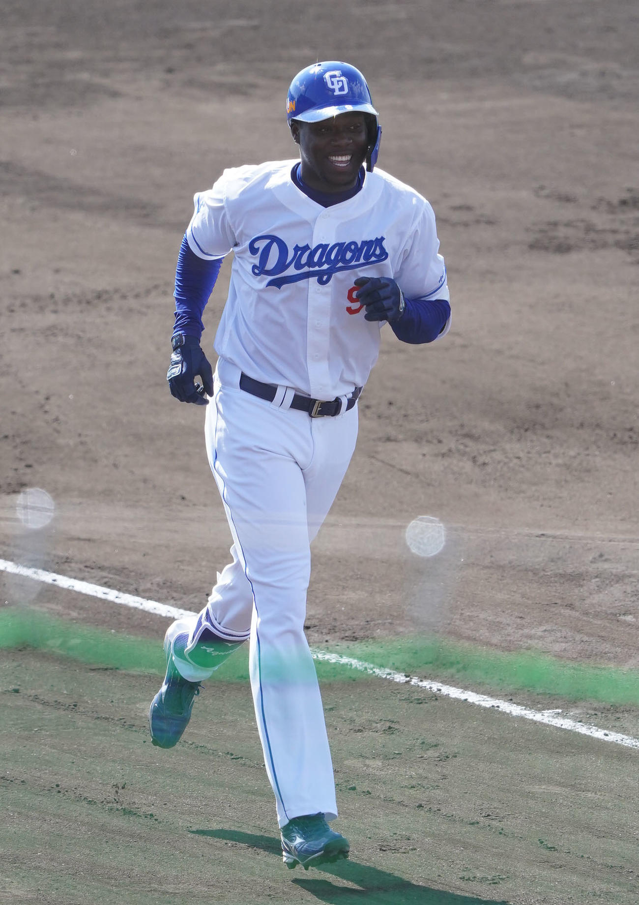 シート打撃練習で大野雄から本塁打を放ったアキーノ（撮影・森本幸一）