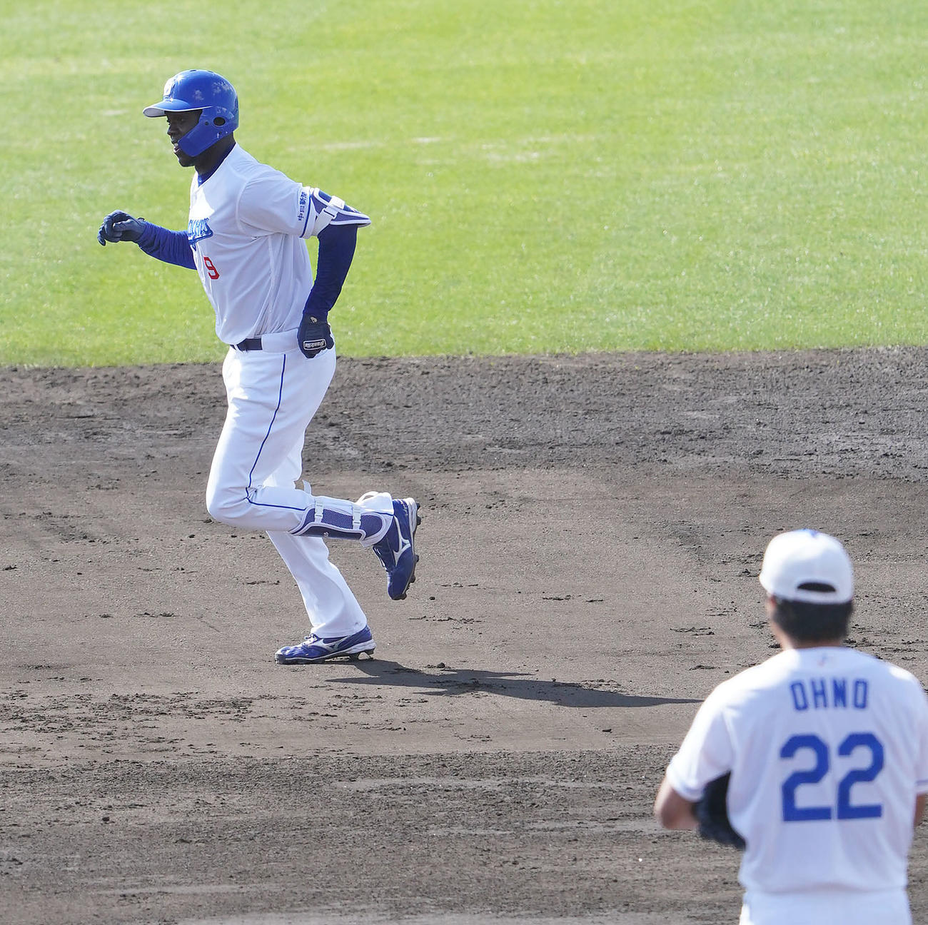 シート打撃練習で大野雄から本塁打を放ったアキーノ（左）（撮影・森本幸一）