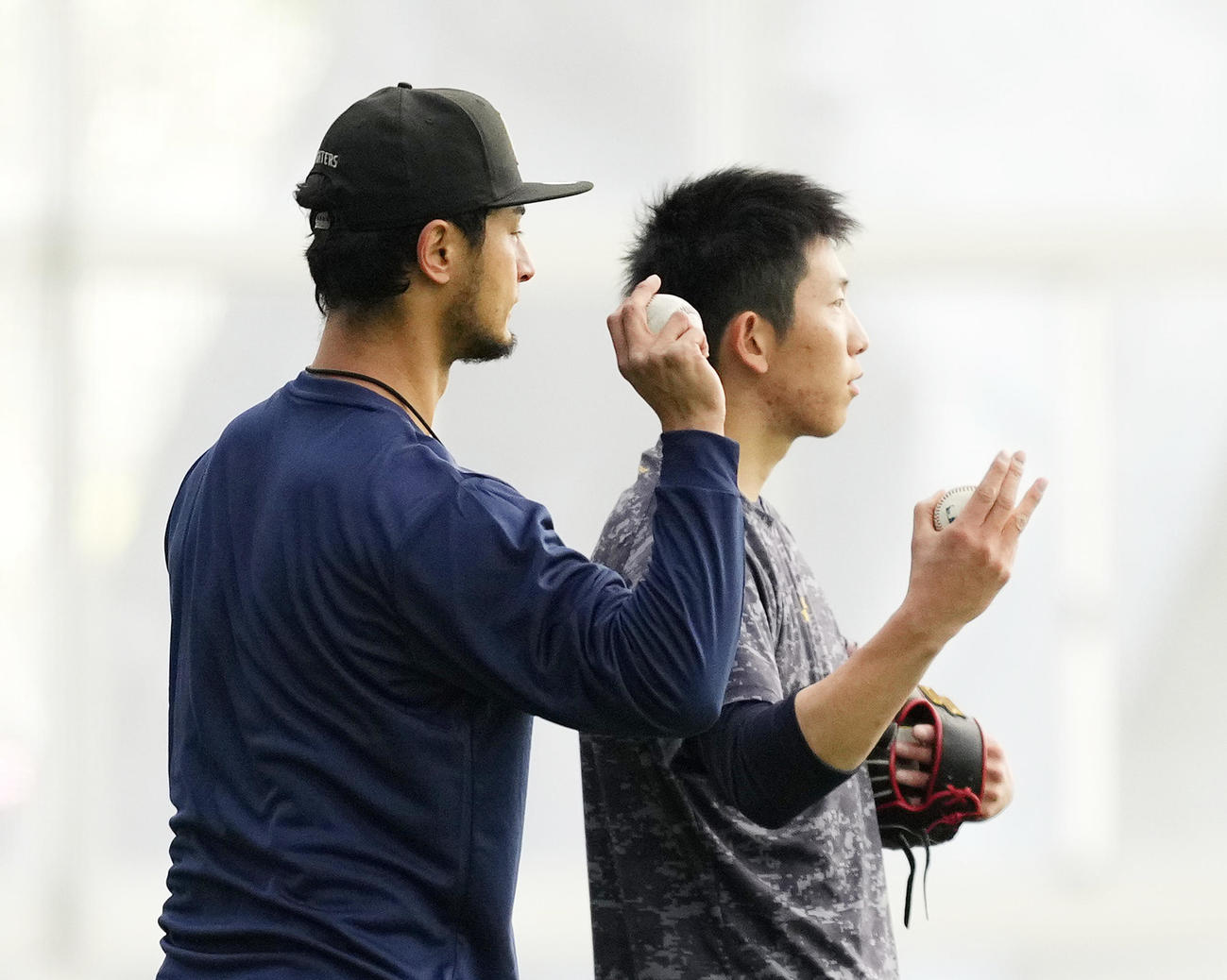 ひなた木の花ドームに訪れ、戸郷（右）にアドバイスをするダルビッシュ（撮影・菅敏）