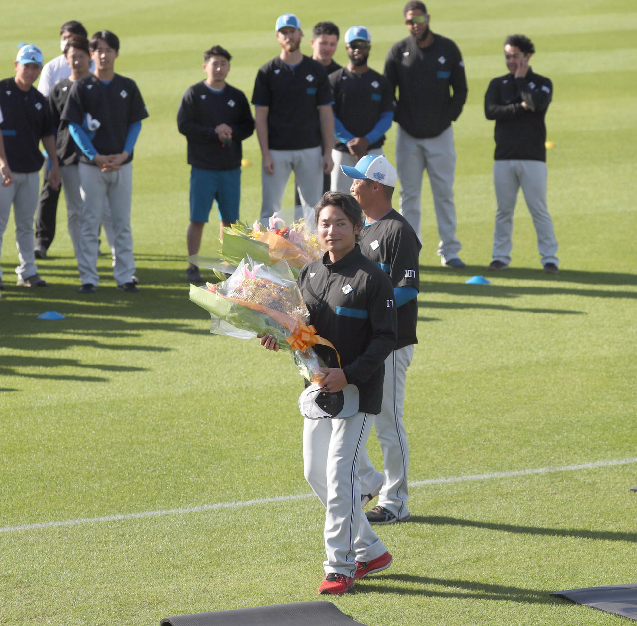 日本ハム新庄監督から花束を贈呈された伊藤（中央手前）（撮影・佐藤翔太）