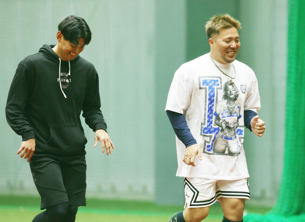 西武西川愛也（左）と山川穂高（2023年2月3日撮影）