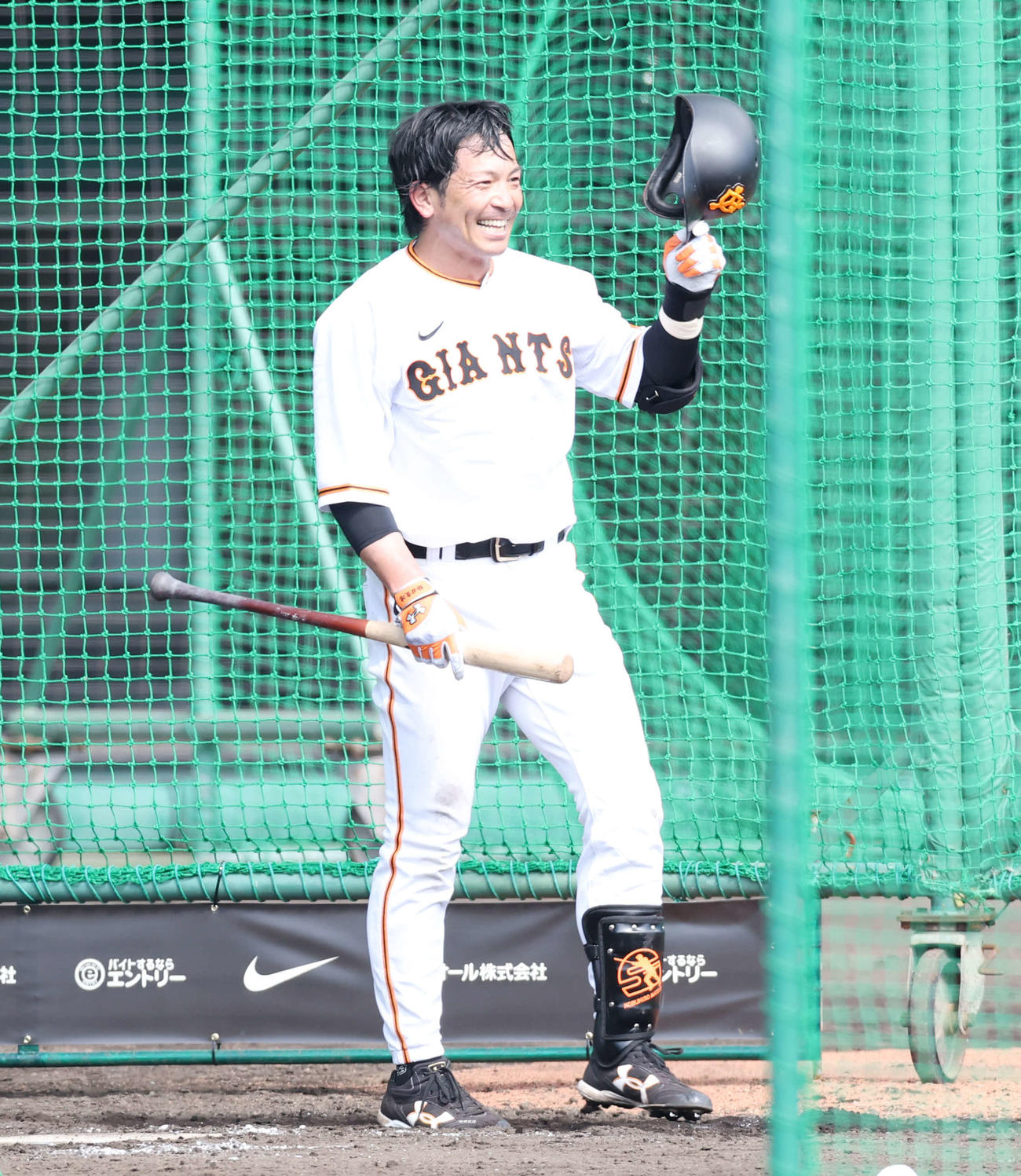 打撃練習を終え笑顔を見せる巨人松田（撮影・宮地輝）