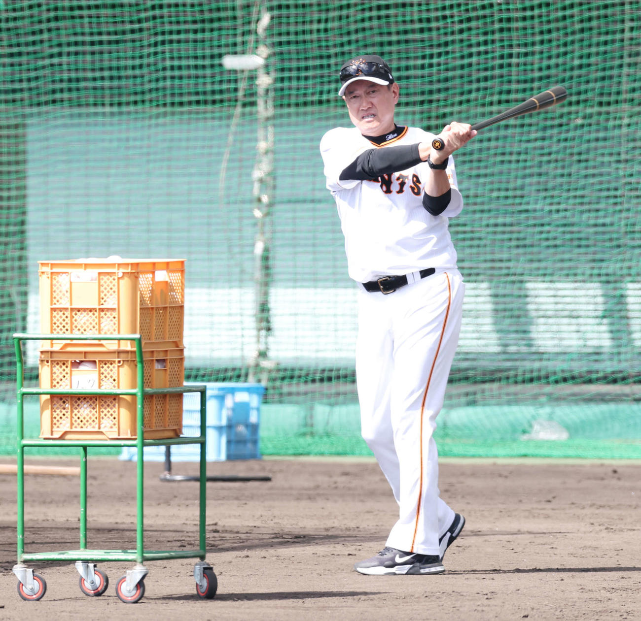 バットを振る巨人原監督（撮影・宮地輝）