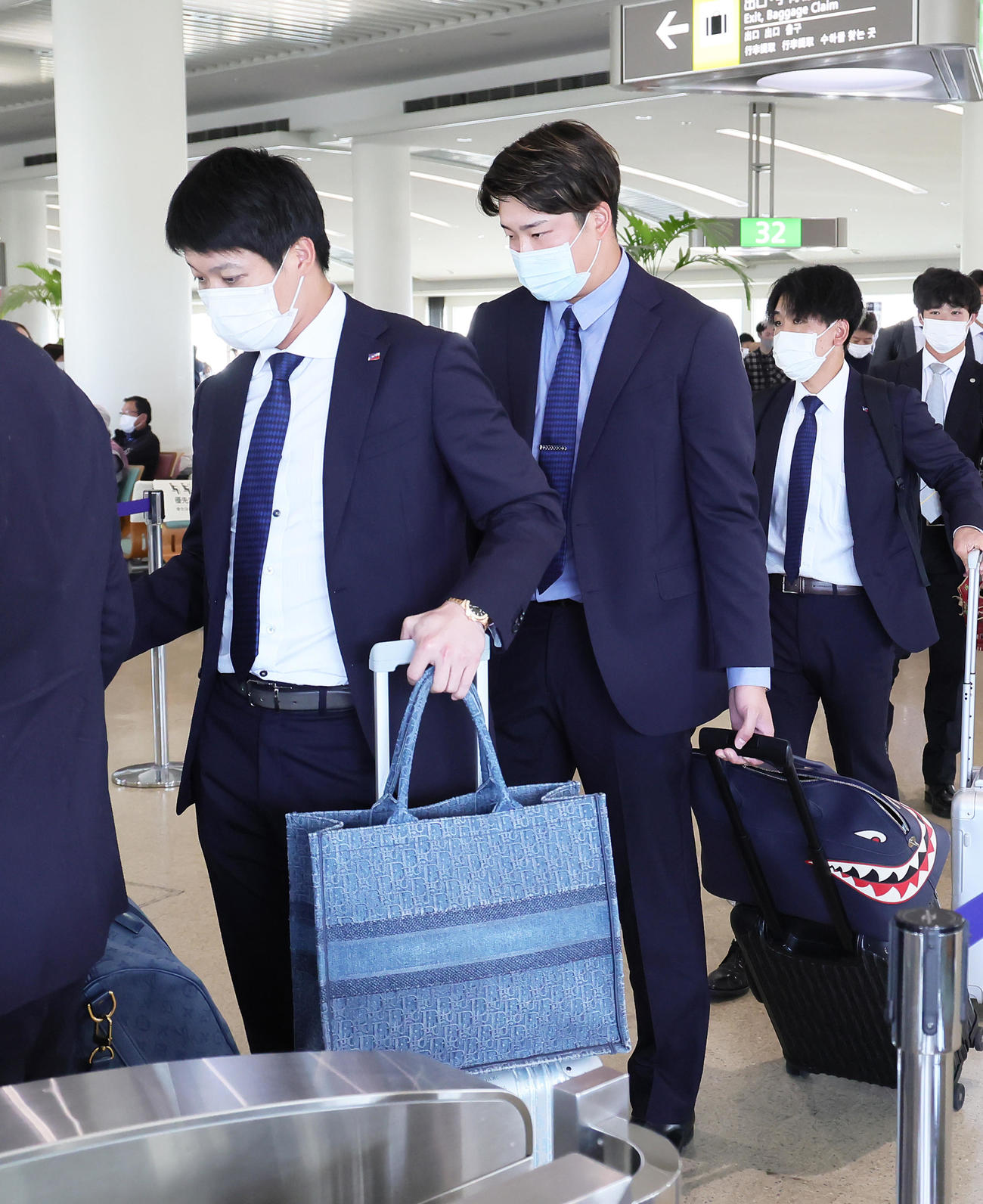 那覇から宮崎へと向かうヤクルトの山田（左）と村上（撮影・足立雅史）