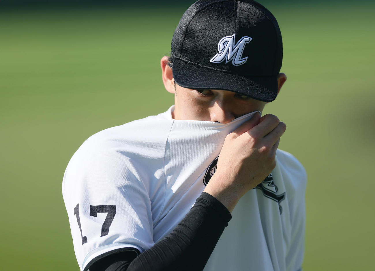 練習中、汗を拭うロッテ佐々木朗（撮影・足立雅史）