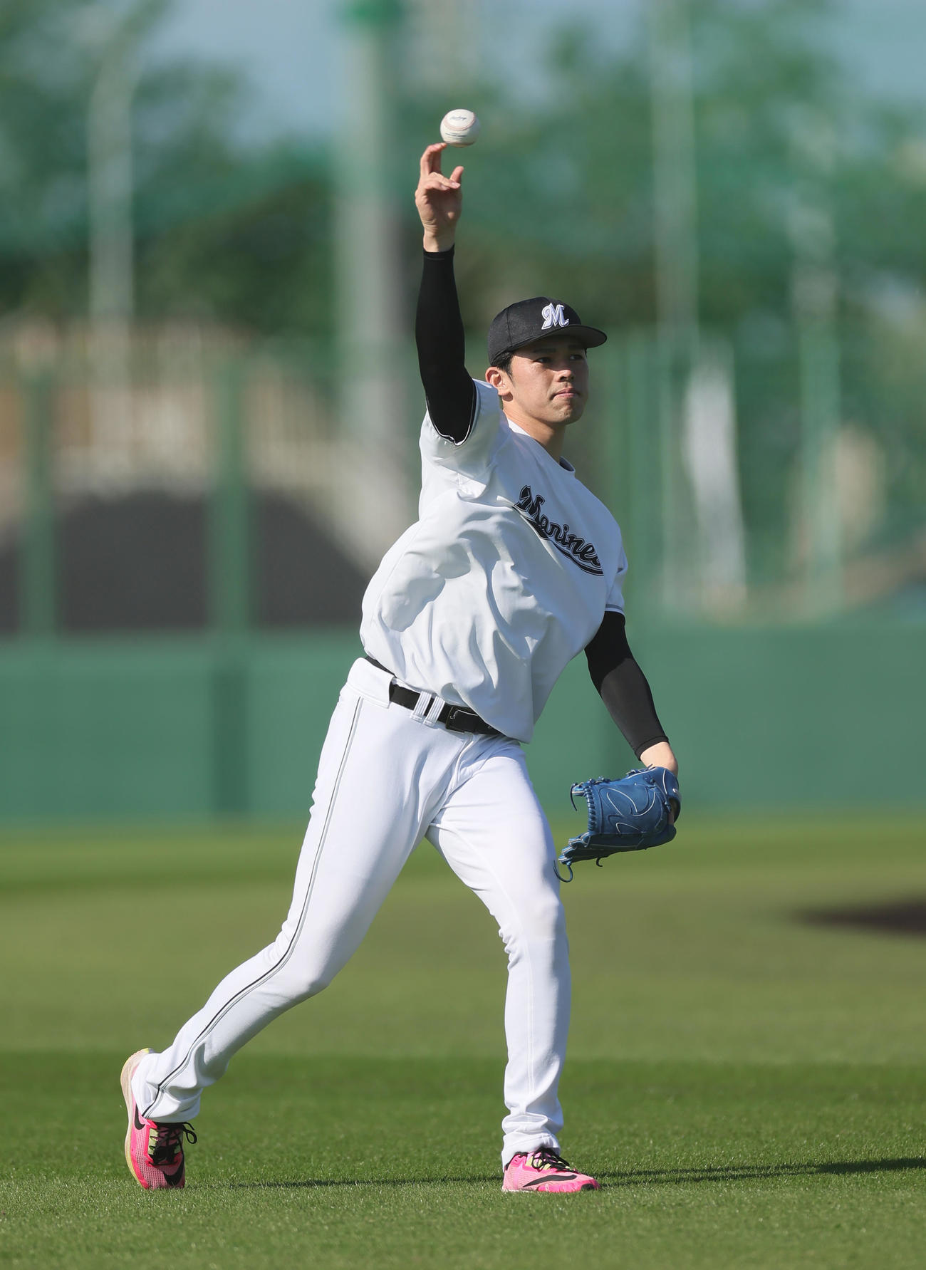 WBC球でキャッチボールするロッテ佐々木朗（撮影・足立雅史）