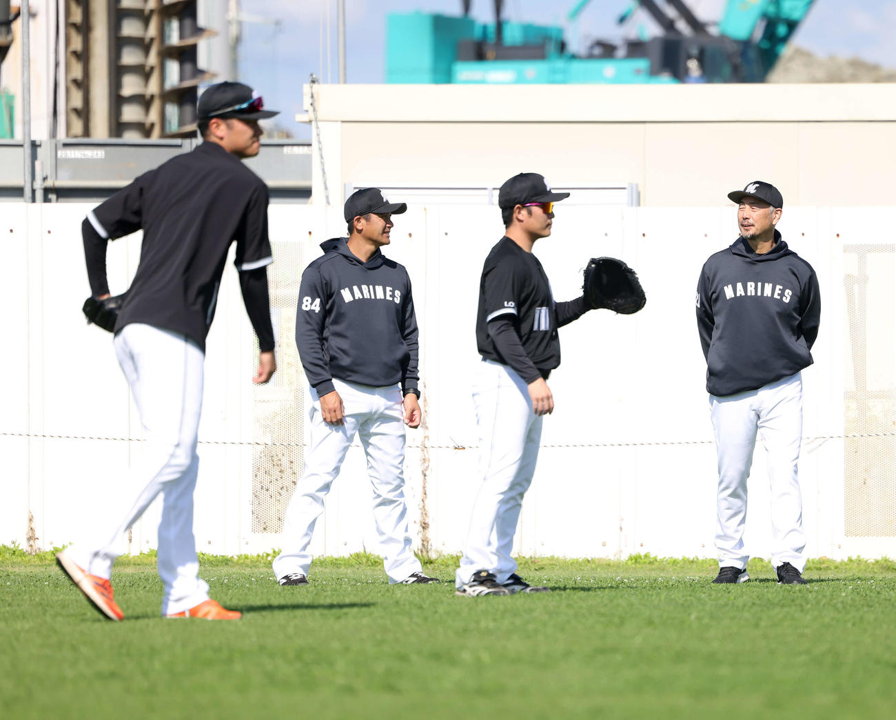 DeNA対ロッテ　試合前、キャッチボールを見守るロッテ吉井監督（右）（撮影・河田真司）