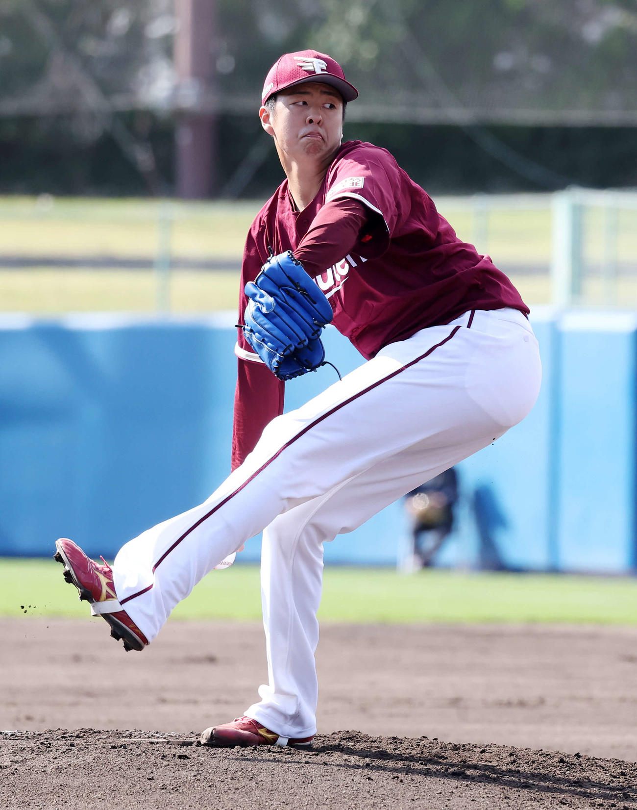 ヤクルト対楽天　力投する楽天3番手の松井友（撮影・鈴木正人）