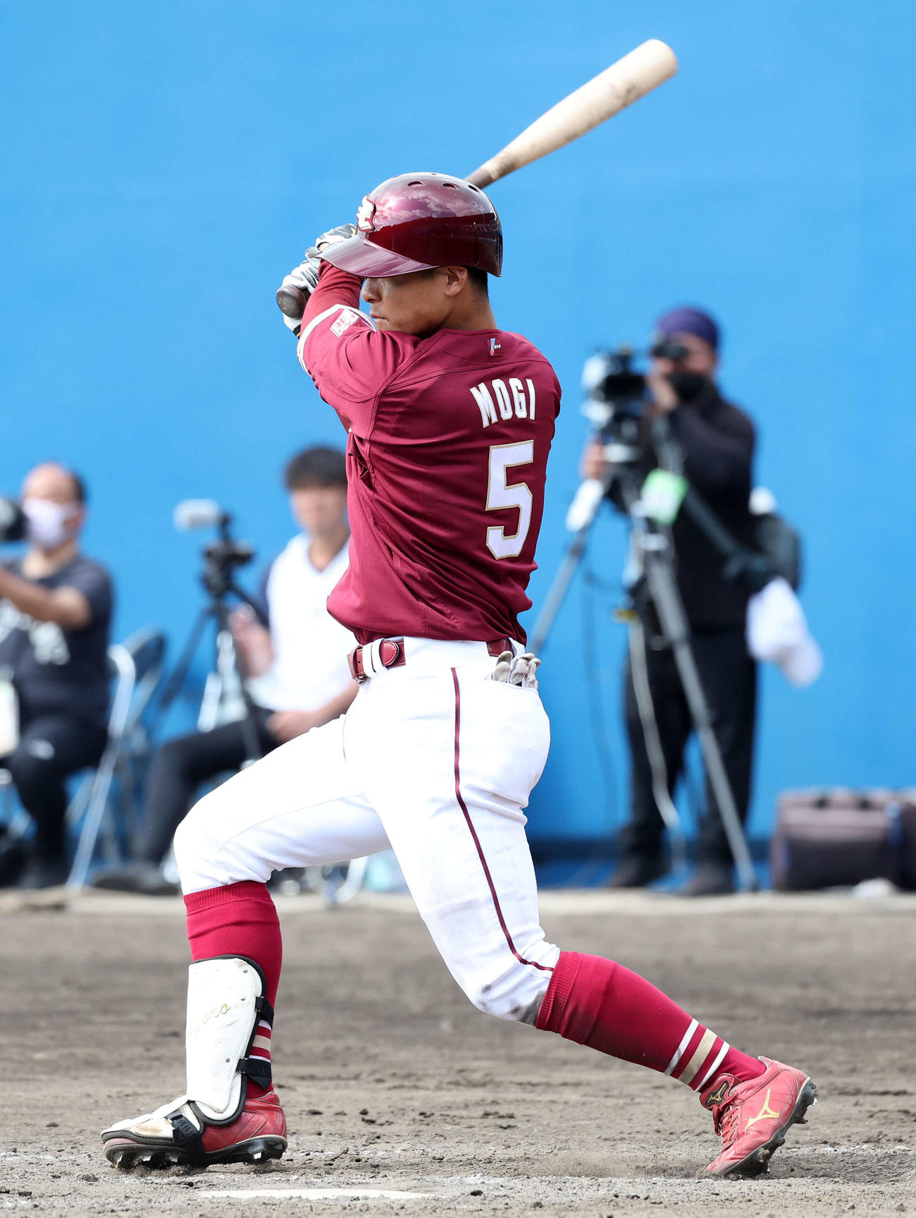 ヤクルト対楽天　5回表楽天1死一、三塁、茂木は右前適時打を放つ（撮影・鈴木正人）