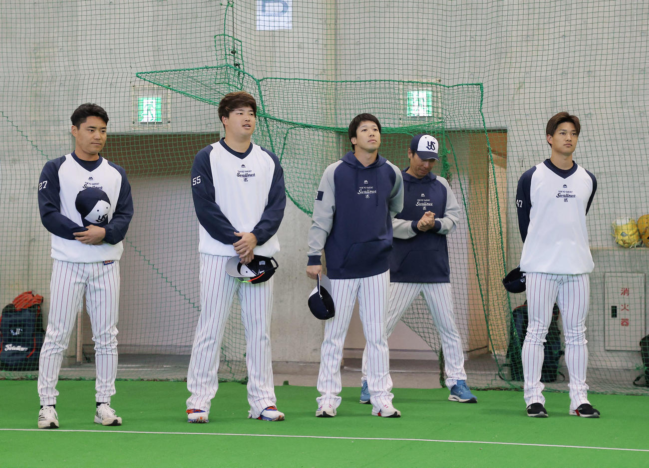 練習前あいさつするWBC組、左からヤクルト中村、村上、山田、高津監督、高橋（球団提供）