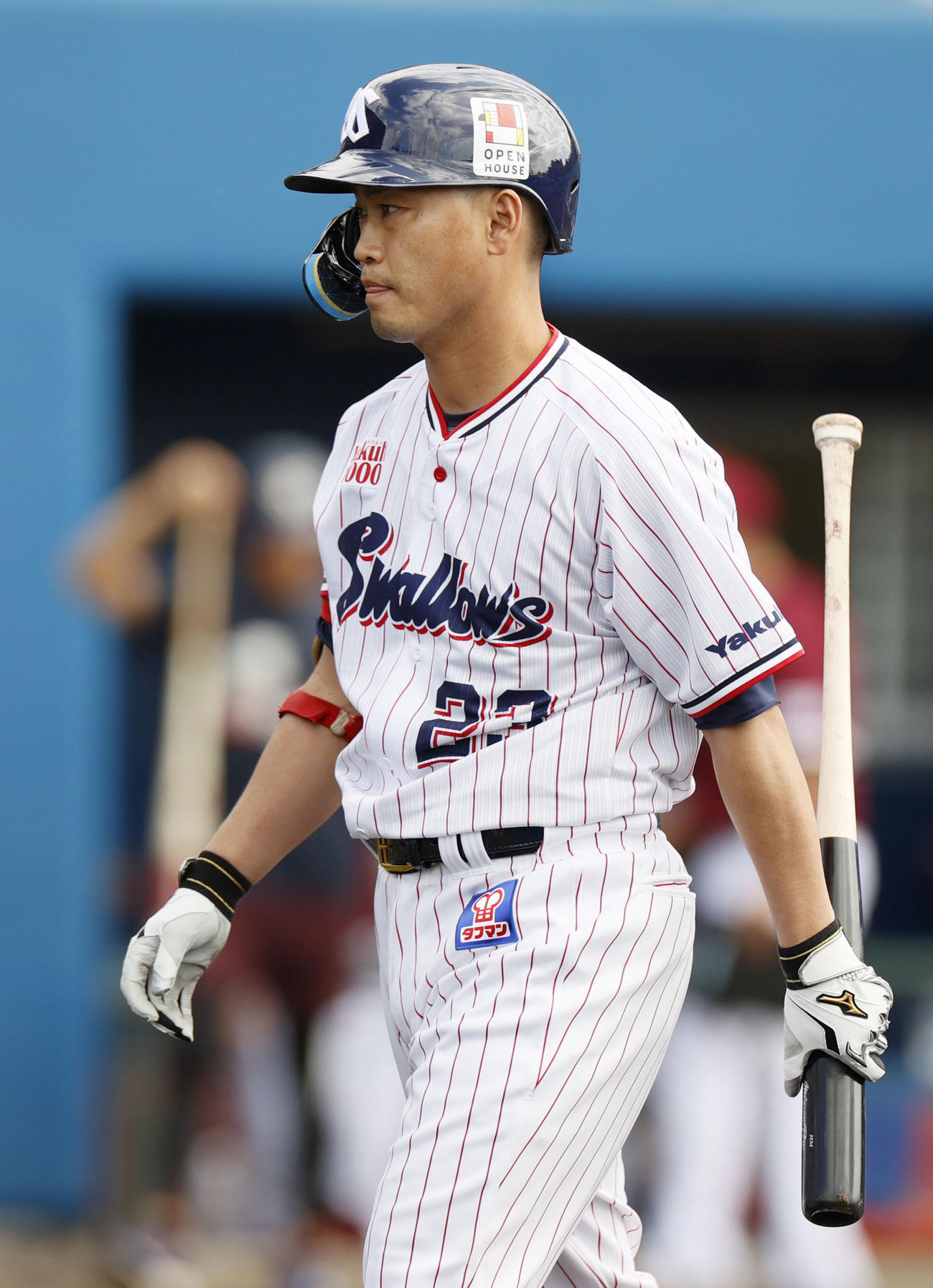 楽天との練習試合で三振に倒れベンチに戻るヤクルト青木（共同）