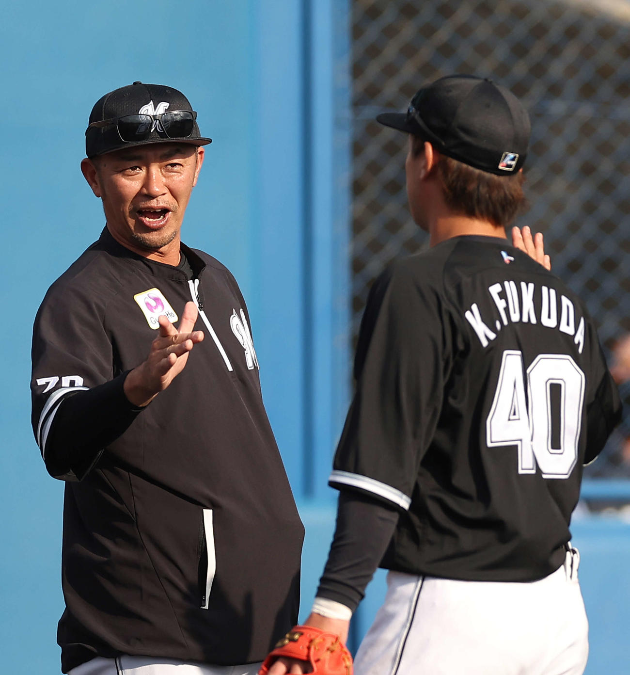 DeNAに勝利し、福田光（右）らナインを迎える監督代行の福浦ヘッド兼打撃コーチ（左）（撮影・河田真司）
