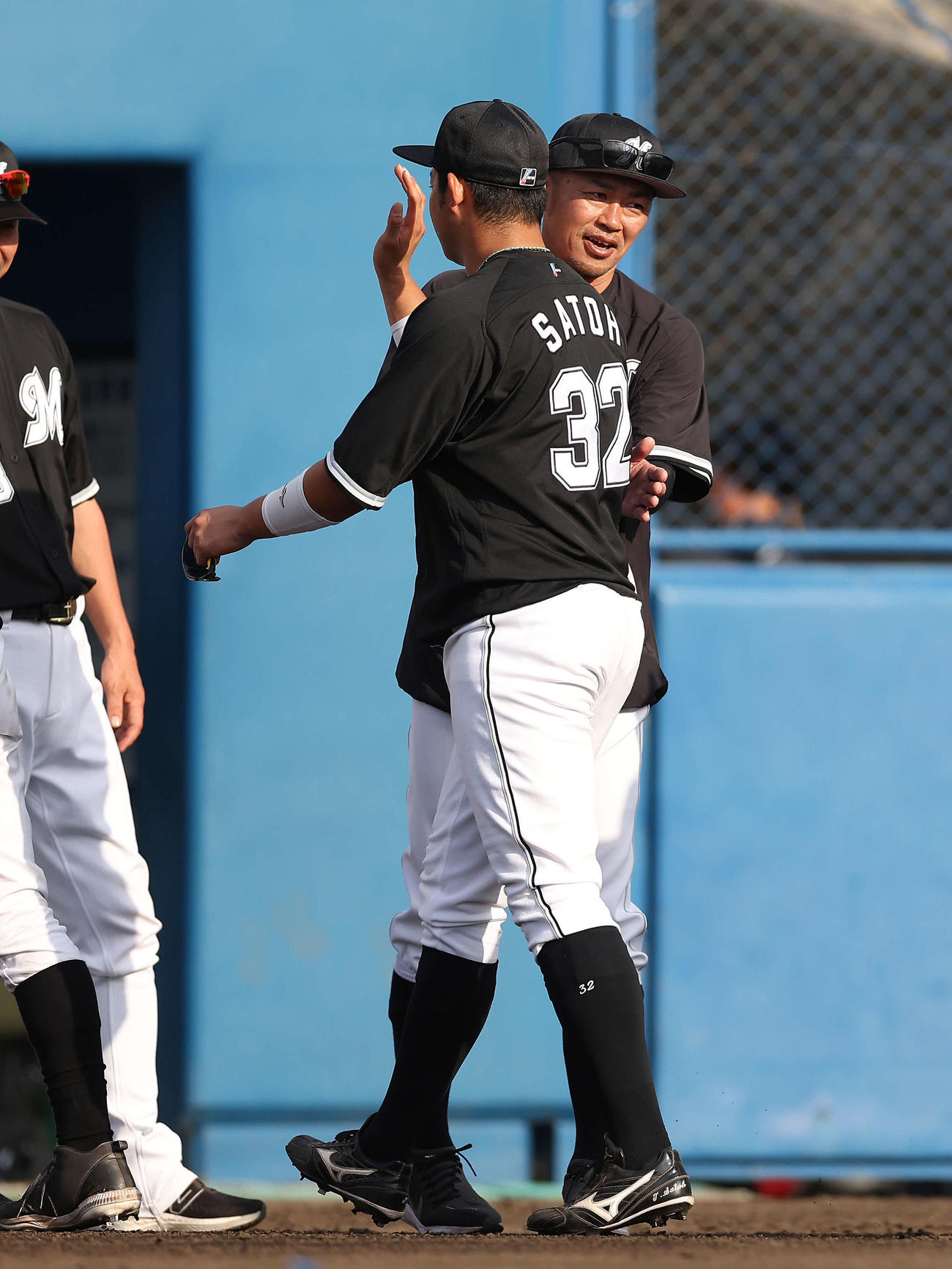 DeNAに勝利し、佐藤都（手前）らナインを迎える監督代行の福浦ヘッド兼打撃コーチ（撮影・河田真司）