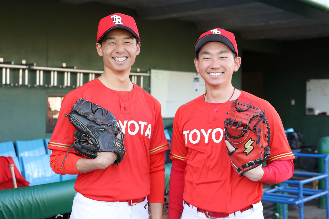 1年ぶりにブルペンでバッテリーを組み笑顔を見せるトヨタの（左から）新人の慶大・増居翔太と福井章吾（撮影・青山麻美）