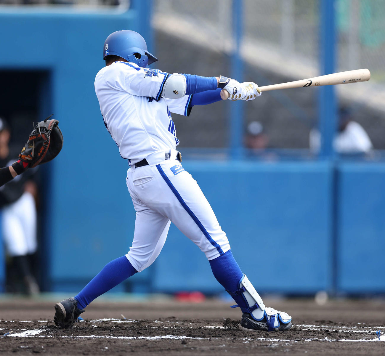 DeNA対ロッテ　1回裏DeNA無死二塁、中前先制適時打を放つ森（撮影・河田真司）