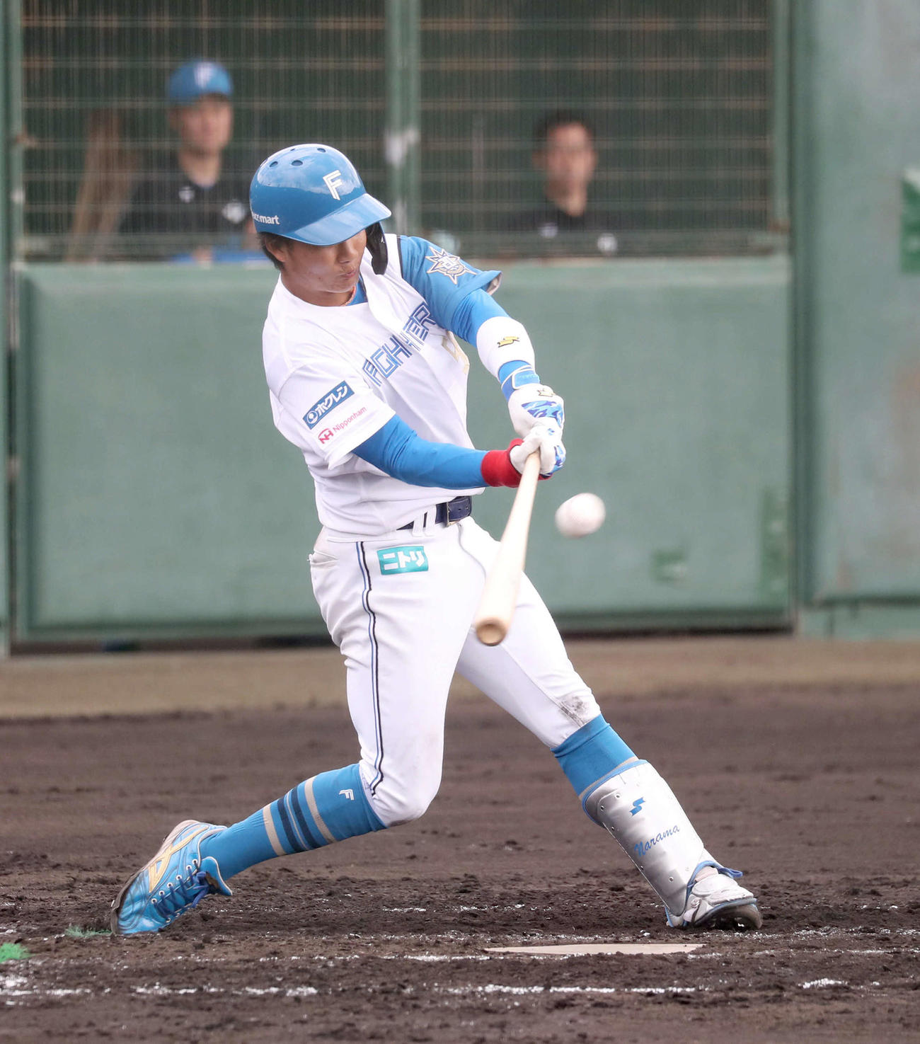 日本ハム対サムスン2回裏日本ハム1死一、二塁、奈良間は逆転となる右越え3点本塁打を放つ（撮影・佐藤翔太）