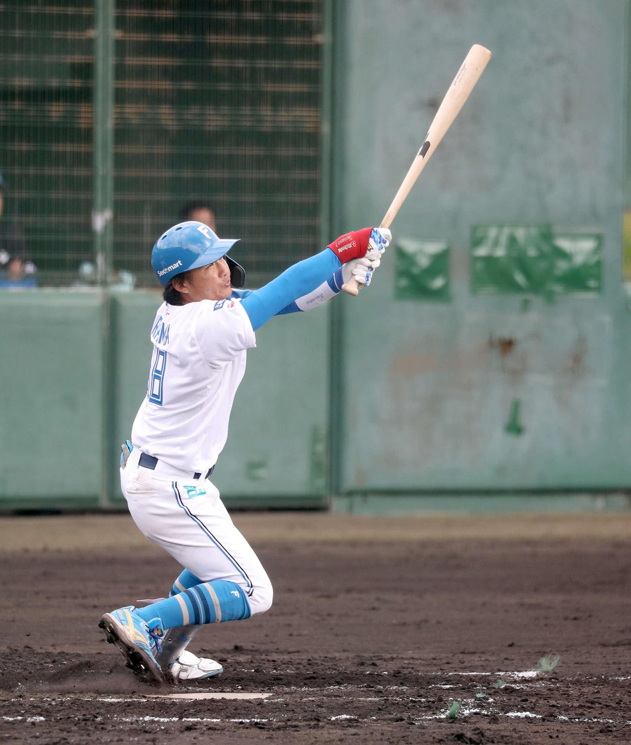 日本ハム対サムスン2回裏日本ハム1死一、二塁、奈良間は逆転となる右越え3点本塁打を放つ（撮影・佐藤翔太）