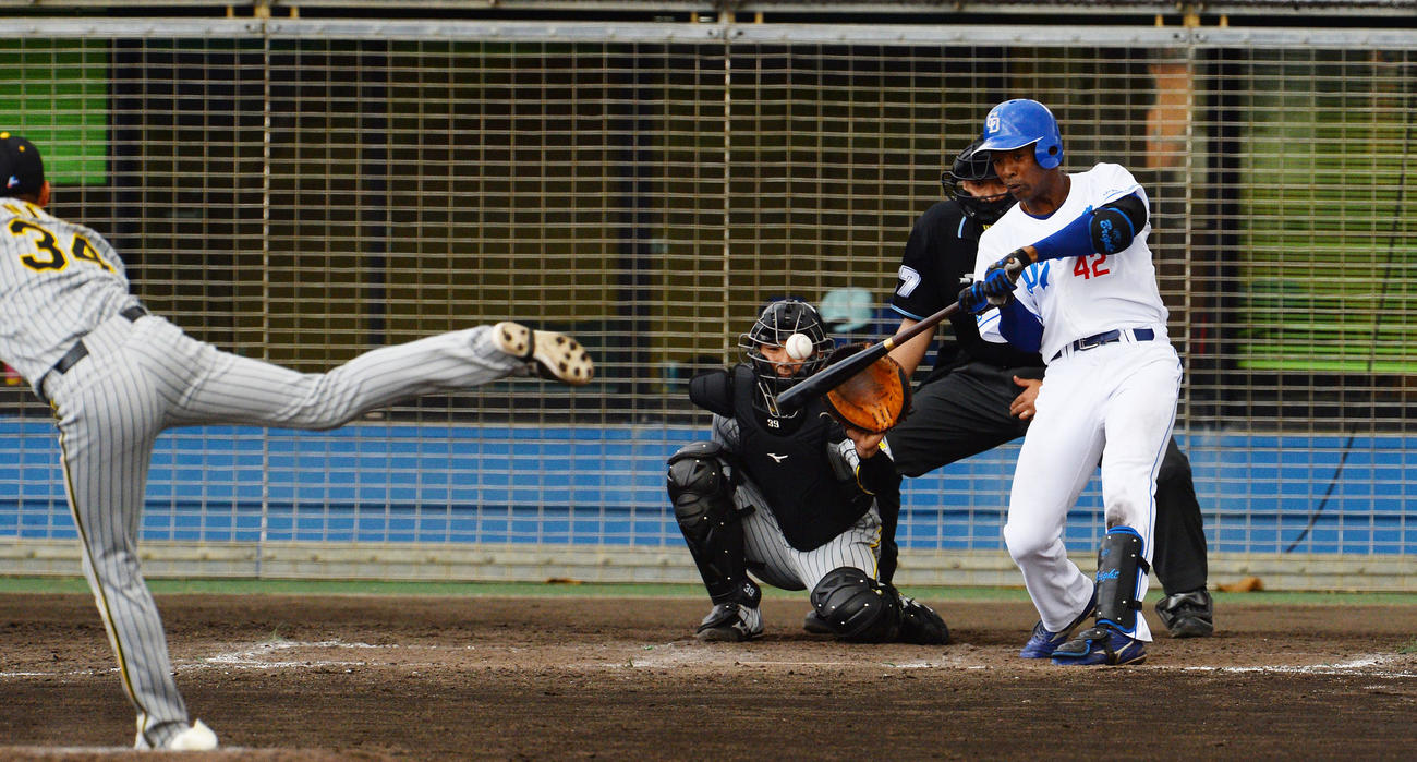 中日2軍練習試合　中日対阪神　5回裏中日1死、左越え本塁打を放つブライト（中央）（撮影・森本幸一）