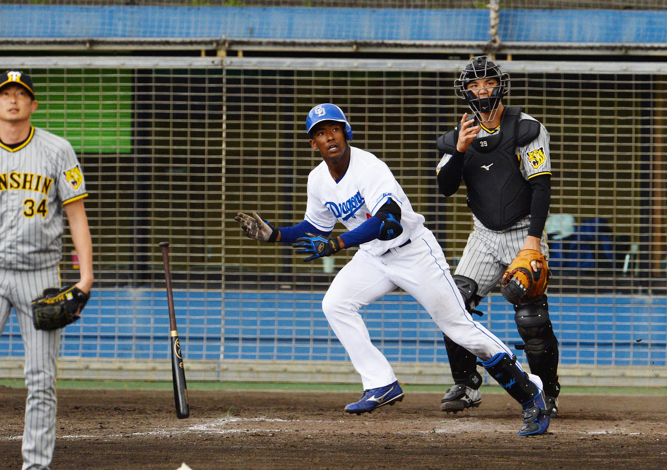中日2軍練習試合　中日対阪神　5回裏中日1死、左越え本塁打を放つブライト（中央）（撮影・森本幸一）