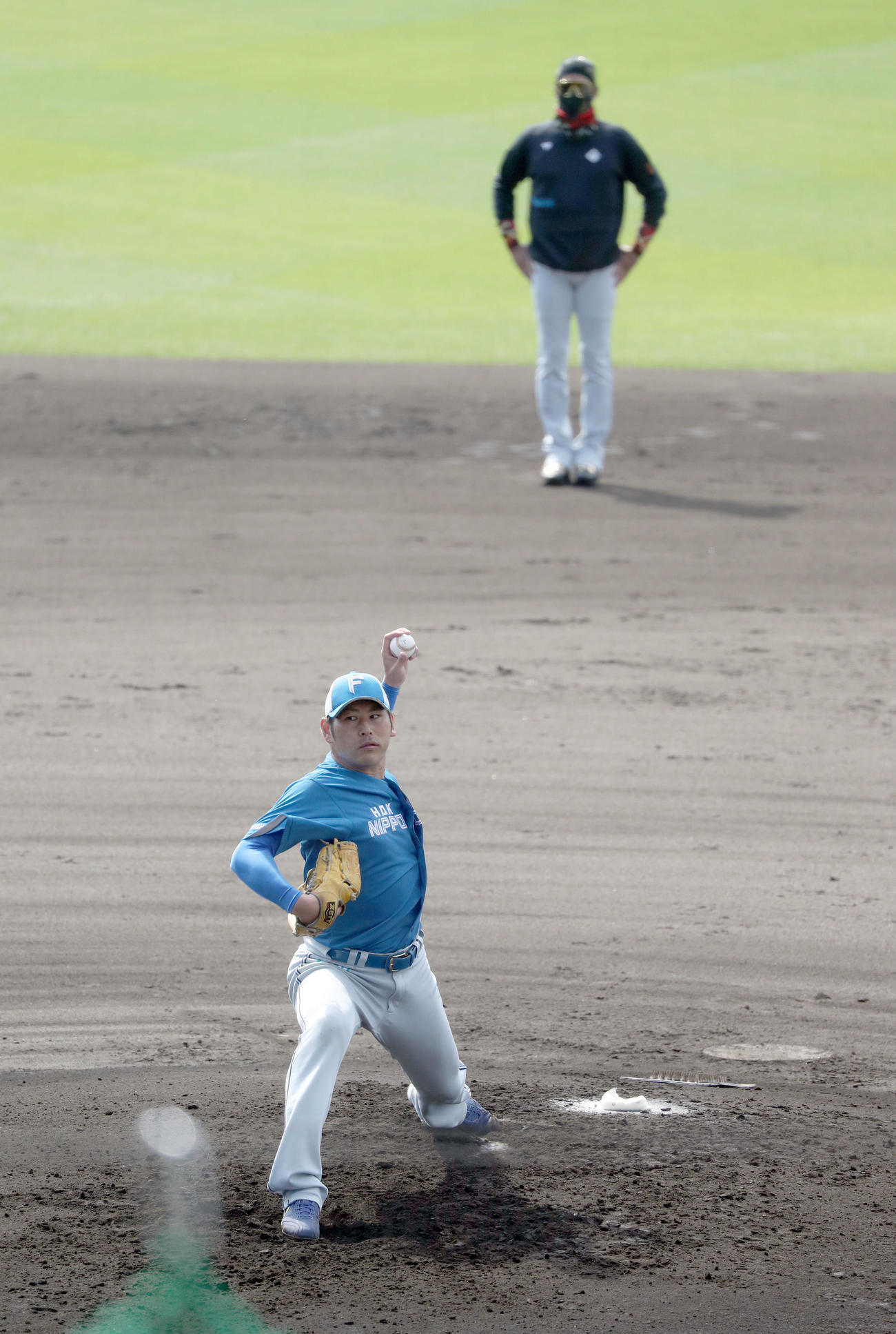 打撃投手を務める日本ハム加藤。右後方は新庄監督（撮影・佐藤翔太）