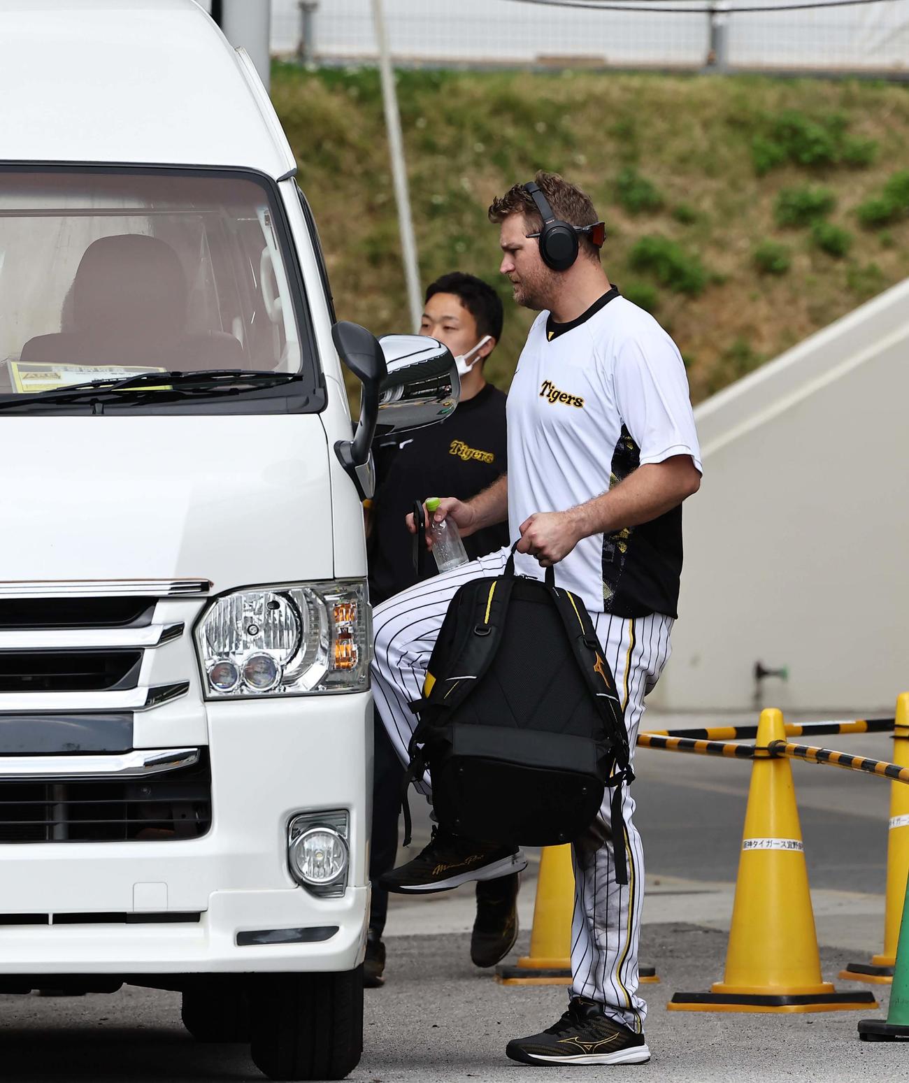 体に張りが出たノイジーはタクシーで宿舎に戻る（撮影・上田博志）