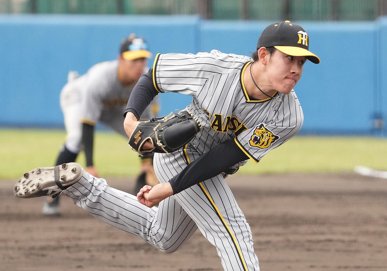 中日2軍練習試合　中日対阪神　7回裏、阪神5番手で登板する富田（撮影・森本幸一）