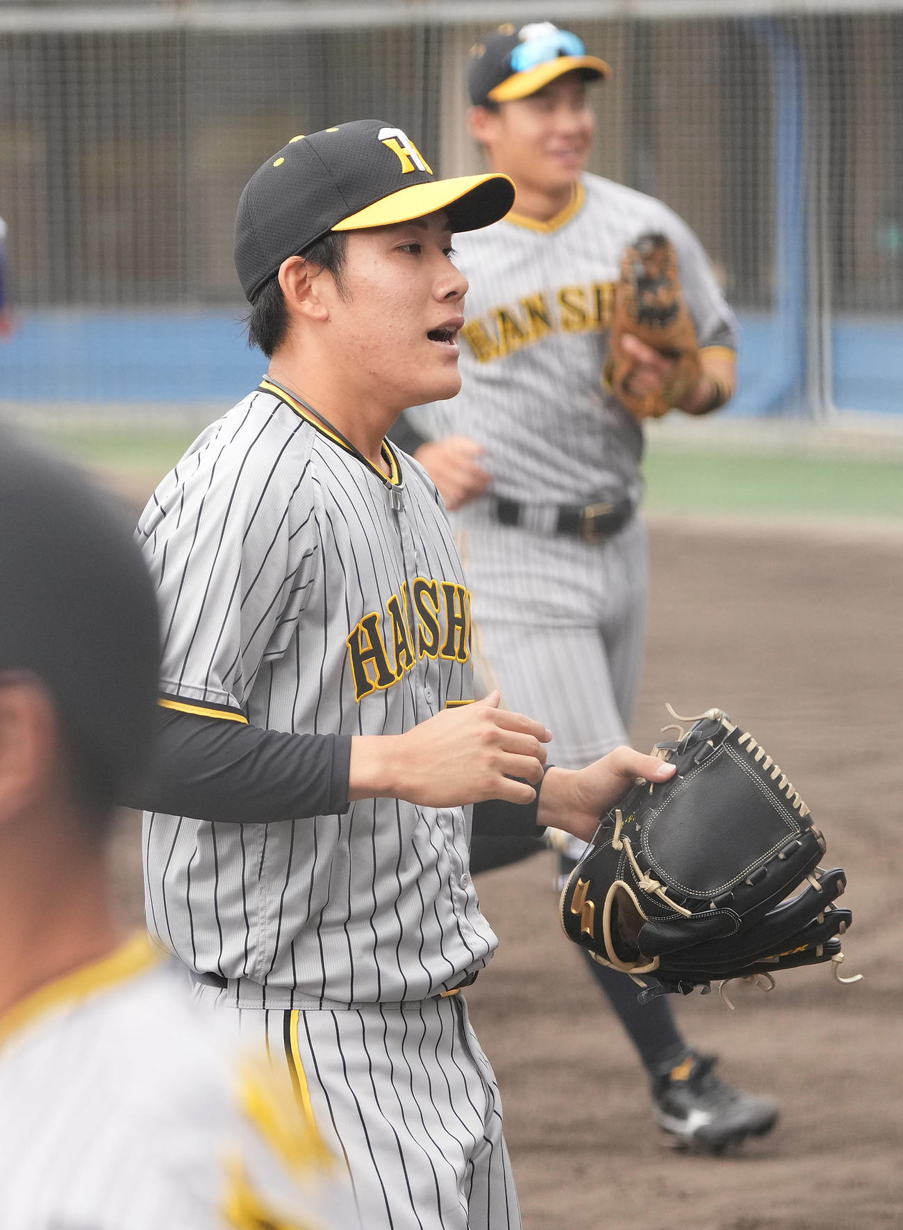 中日2軍練習試合　中日対阪神　7回裏中日攻撃終了、無失点に抑えベンチへ戻る阪神5番手の富田蓮（中央）（撮影・森本幸一）