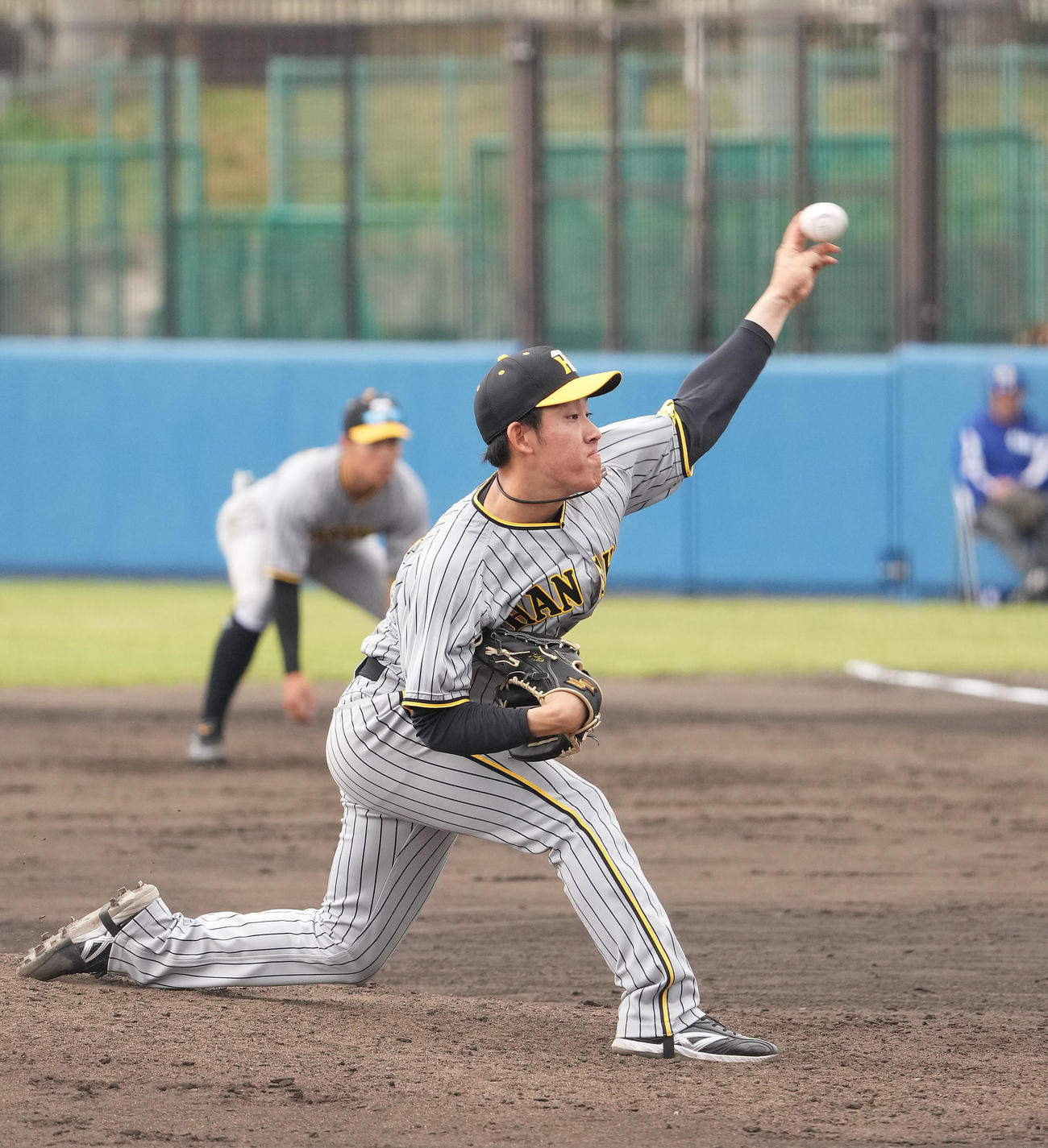 中日2軍練習試合　中日対阪神　7回裏、阪神5番手で登板する富田（撮影・森本幸一）
