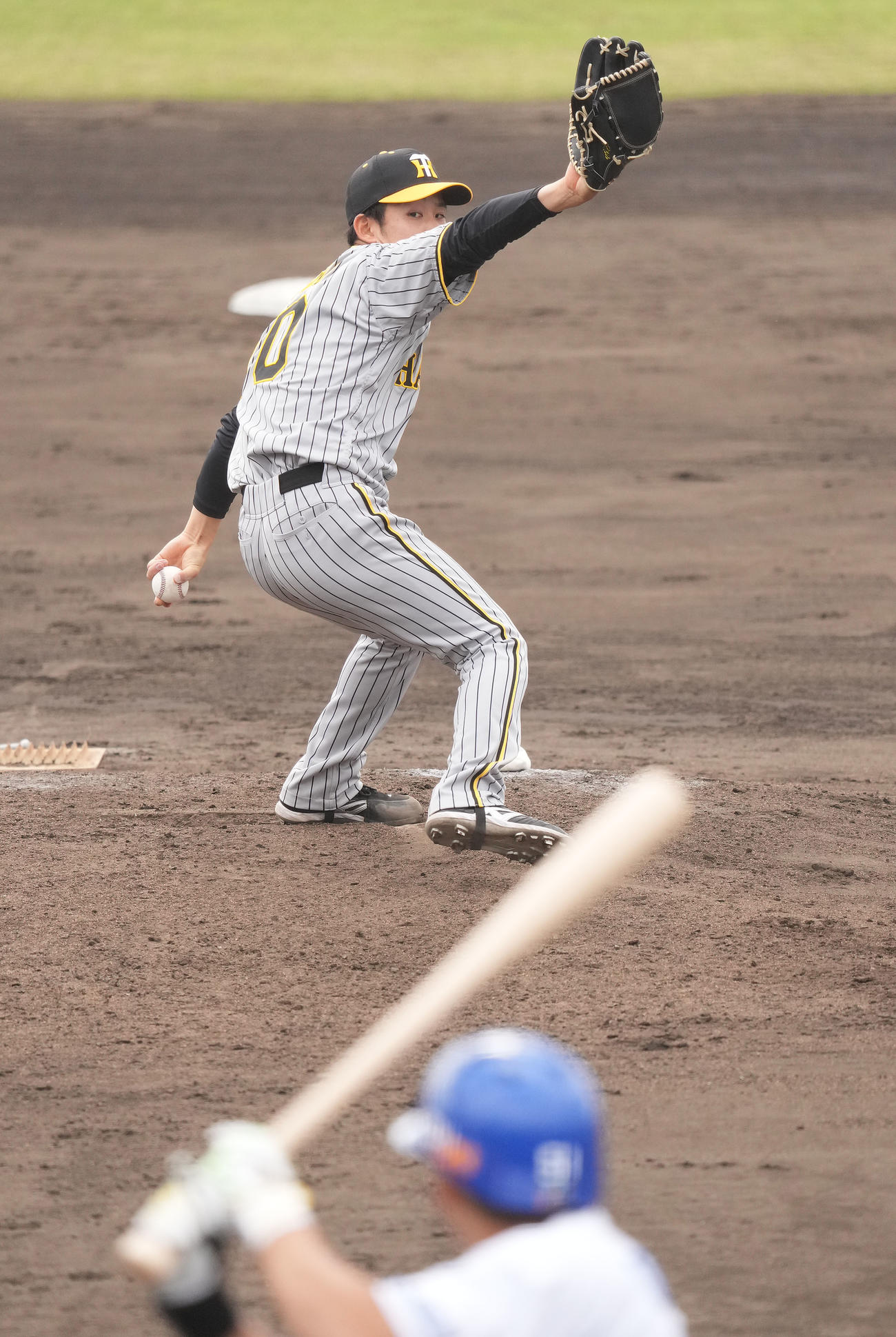 中日2軍練習試合　中日対阪神　7回裏、阪神5番手で登板する富田（撮影・森本幸一）