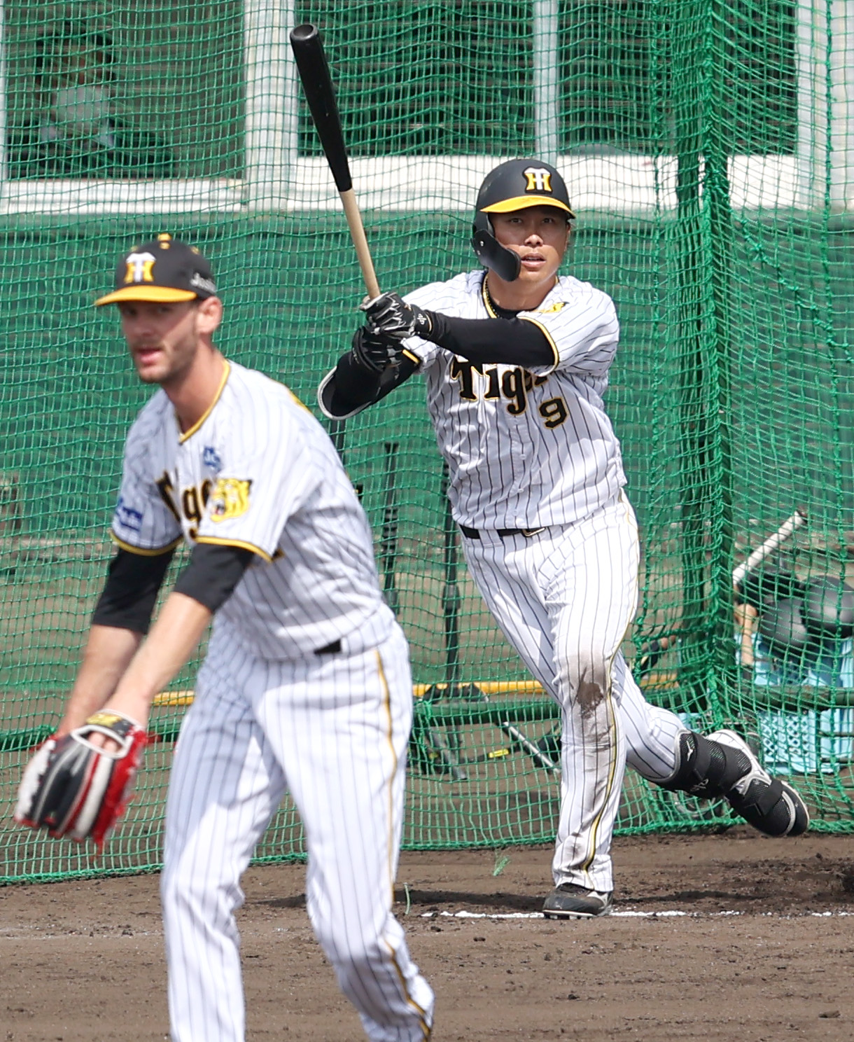フリー打撃で高山（右）はK・ケラーから中前打を放つ（撮影・上山淳一）